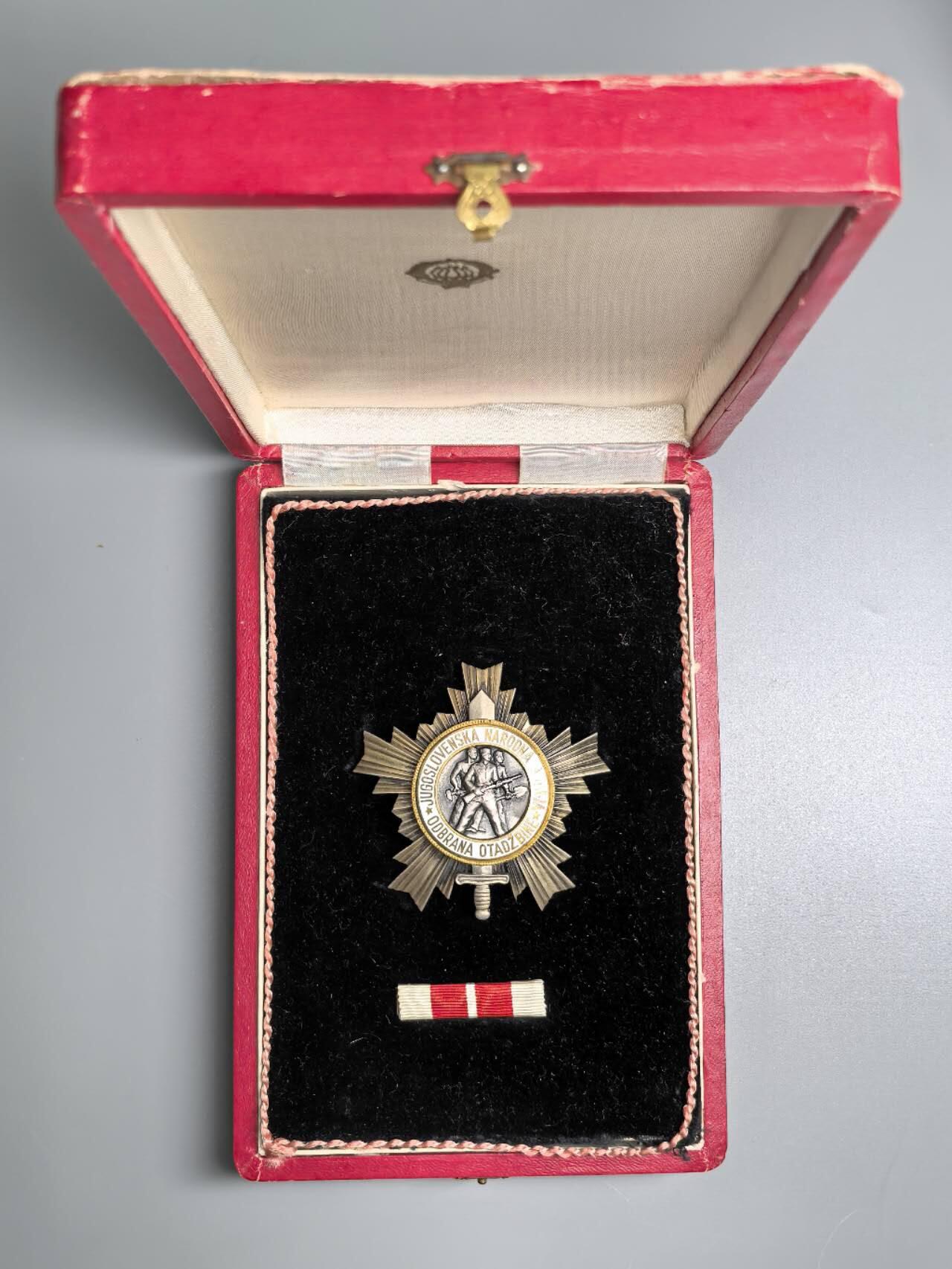 小驴勋章奖章收藏1月2日周五晚六点拍卖（珍爱和平，收藏战争，铭记历史，勿忘国耻，忠党爱国。有偿代拍，送拍规则在简介最后，参拍须阅读规则后再参拍，关系到运费包装发货时效真假辨别等关键信息，拍卖时不再发原图，看大图店主微信码在拍卖店铺介绍里） 南斯拉夫二级人民军勋章带盒带略背打标