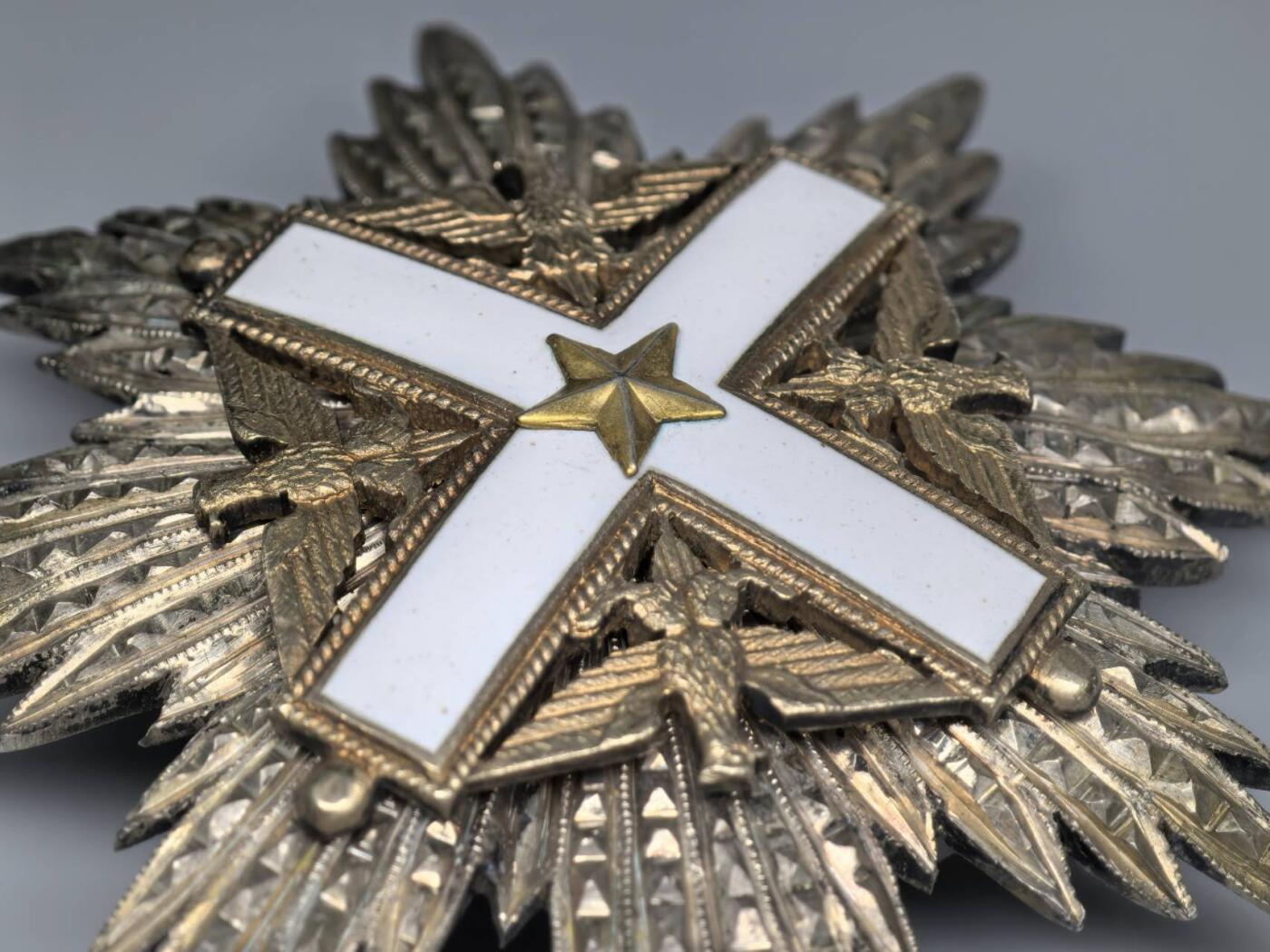 小驴勋章奖章收藏1月2日周五晚六点拍卖（珍爱和平，收藏战争，铭记历史，勿忘国耻，忠党爱国。有偿代拍，送拍规则在简介最后，参拍须阅读规则后再参拍，关系到运费包装发货时效真假辨别等关键信息，拍卖时不再发原图，看大图店主微信码在拍卖店铺介绍里） 意大利共和国功绩勋章大军官级的星芒章，银质镀金珐琅