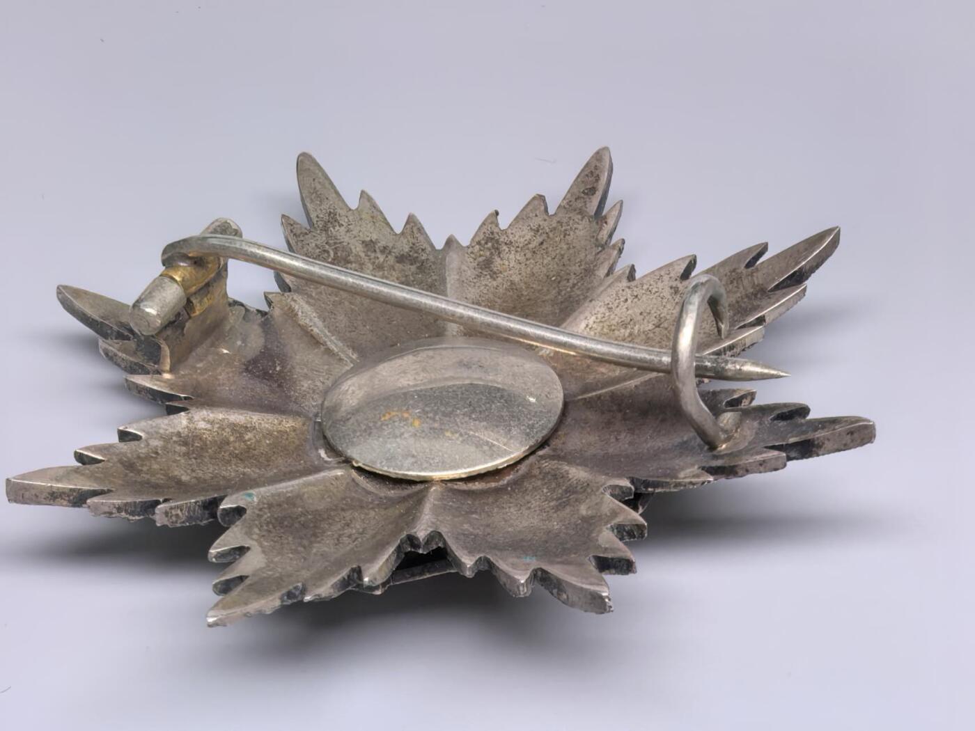 小驴勋章奖章收藏1月2日周五晚六点拍卖（珍爱和平，收藏战争，铭记历史，勿忘国耻，忠党爱国。有偿代拍，送拍规则在简介最后，参拍须阅读规则后再参拍，关系到运费包装发货时效真假辨别等关键信息，拍卖时不再发原图，看大图店主微信码在拍卖店铺介绍里） 意大利共和国功绩勋章大军官级的星芒章，银质镀金珐琅