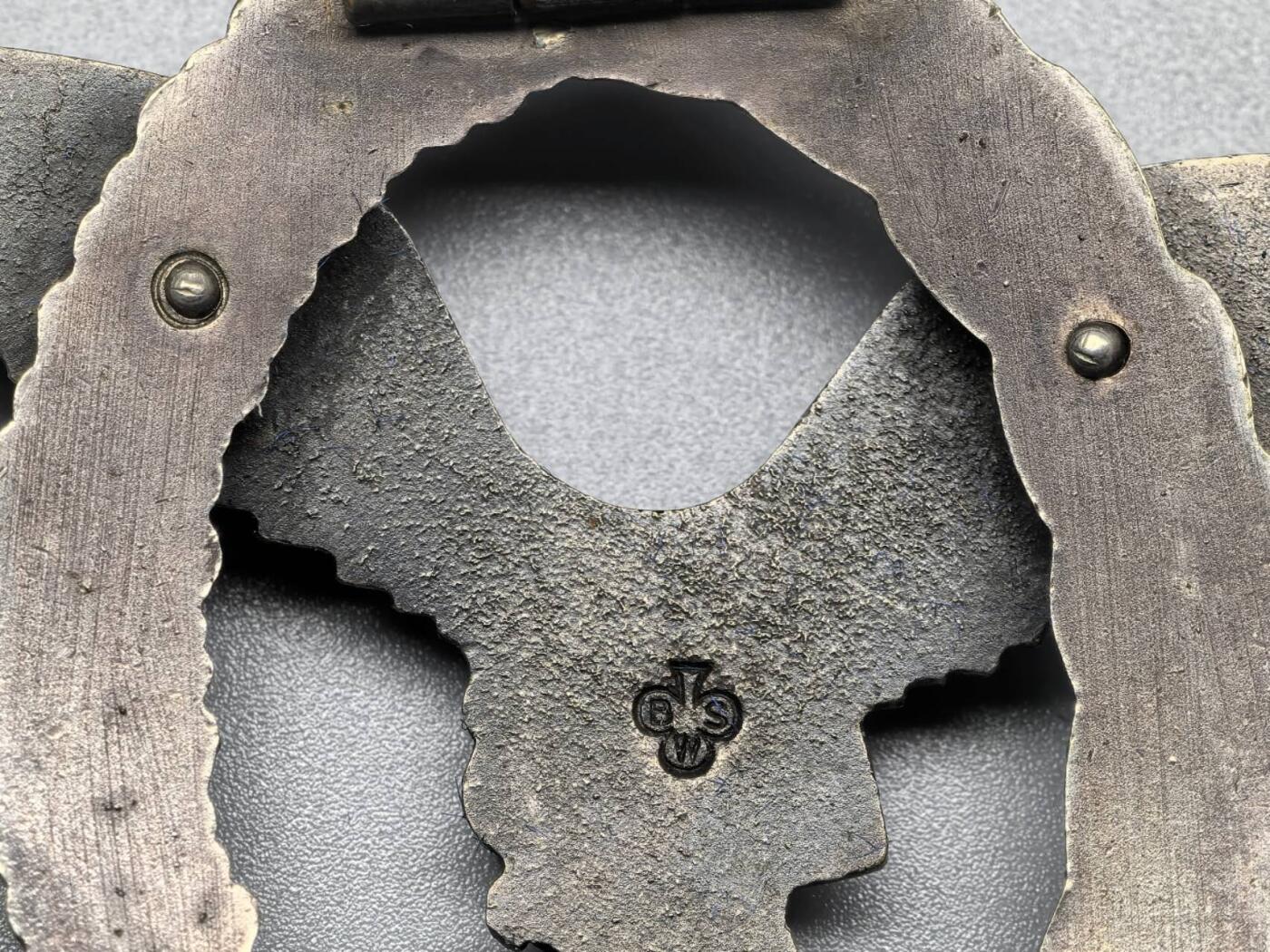 小驴勋章奖章收藏1月2日周五晚六点拍卖（珍爱和平，收藏战争，铭记历史，勿忘国耻，忠党爱国。有偿代拍，送拍规则在简介最后，参拍须阅读规则后再参拍，关系到运费包装发货时效真假辨别等关键信息，拍卖时不再发原图，看大图店主微信码在拍卖店铺介绍里） 德二空军飞行员奖章带原盒，背打BSW三叶草厂标，Tombak铜合金材质，鹰枪镀黑，花环镀银，由Gebruder Schneider,Wein (BSW）厂制作，好品