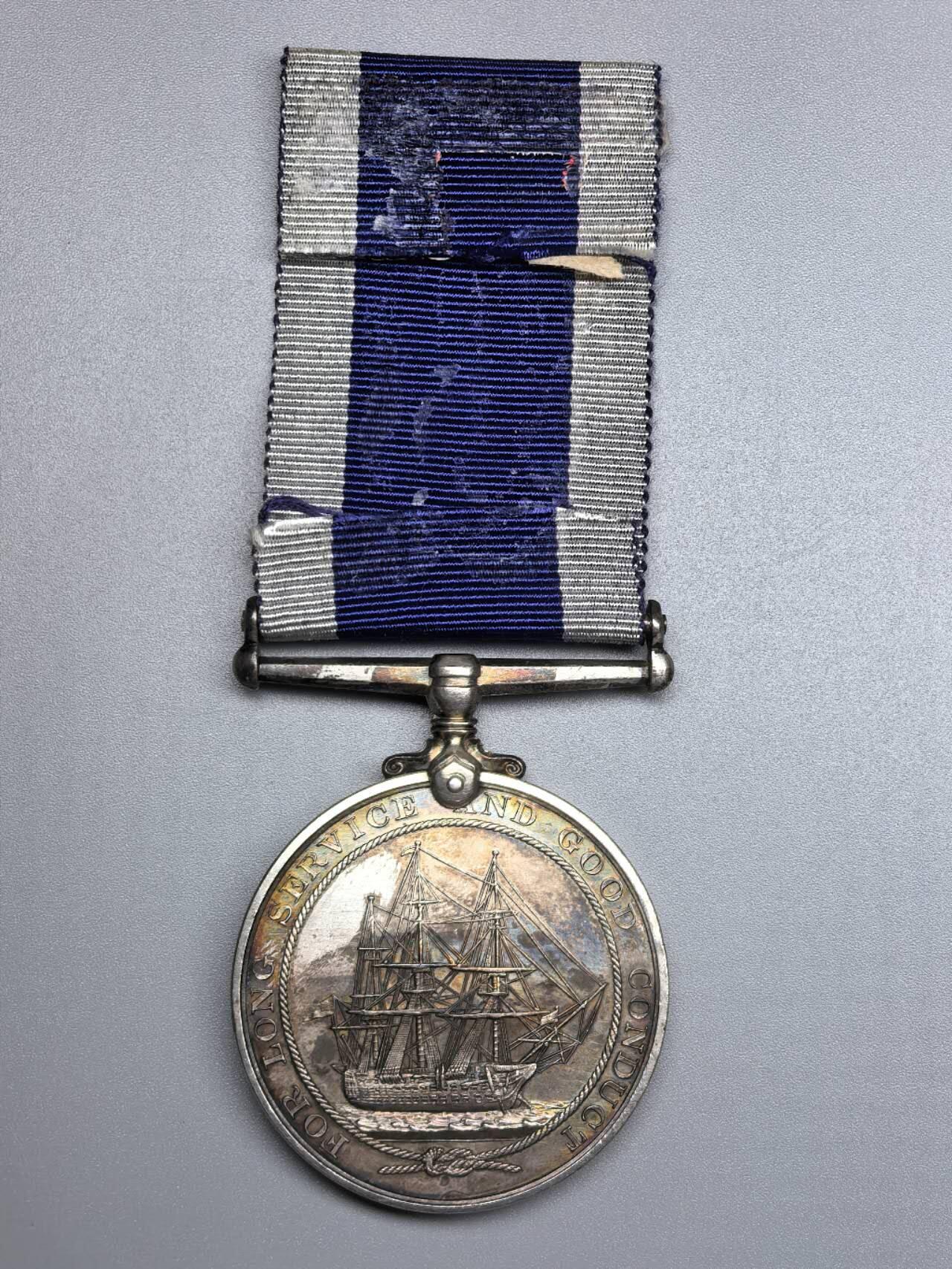 小驴勋章奖章收藏1月2日周五晚六点拍卖（珍爱和平，收藏战争，铭记历史，勿忘国耻，忠党爱国。有偿代拍，送拍规则在简介最后，参拍须阅读规则后再参拍，关系到运费包装发货时效真假辨别等关键信息，拍卖时不再发原图，看大图店主微信码在拍卖店铺介绍里） 乔治五世版英国皇家海军长期服役奖章，银质，打有获得者信息边铭带档案