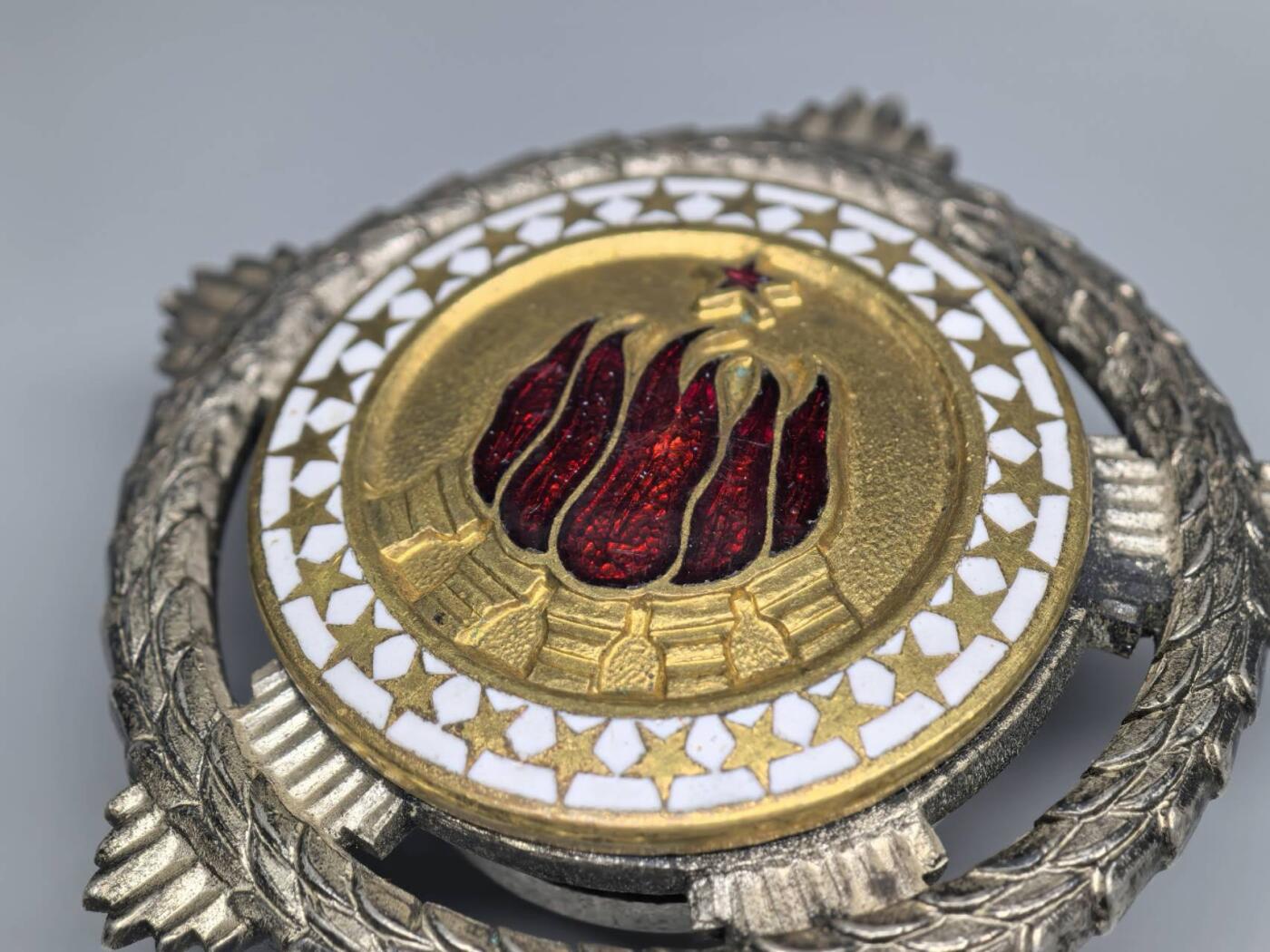 小驴勋章奖章收藏1月2日周五晚六点拍卖（珍爱和平，收藏战争，铭记历史，勿忘国耻，忠党爱国。有偿代拍，送拍规则在简介最后，参拍须阅读规则后再参拍，关系到运费包装发货时效真假辨别等关键信息，拍卖时不再发原图，看大图店主微信码在拍卖店铺介绍里） 南斯拉夫二级团结友谊勋章，背打银标，珐琅有佩戴痕迹