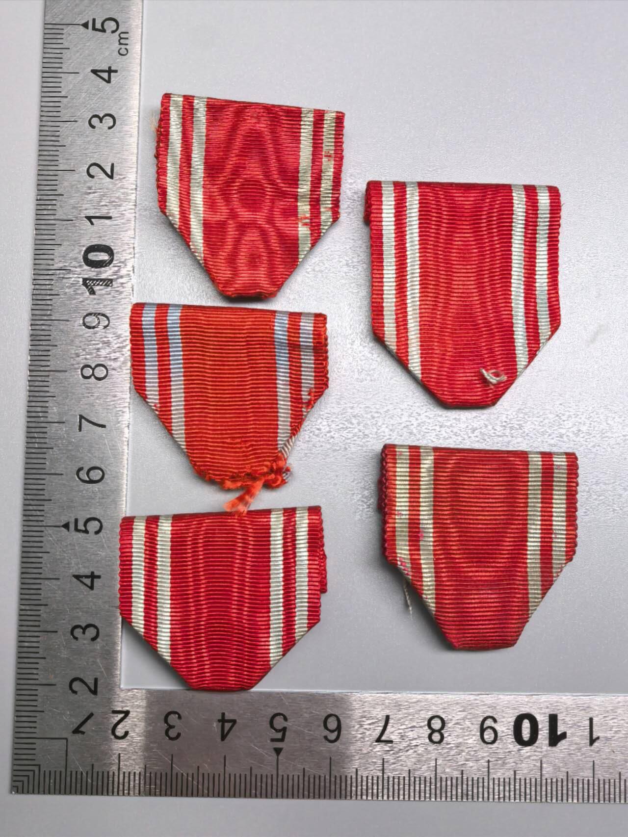 小驴勋章奖章收藏1月2日周五晚六点拍卖（珍爱和平，收藏战争，铭记历史，勿忘国耻，忠党爱国。有偿代拍，送拍规则在简介最后，参拍须阅读规则后再参拍，关系到运费包装发货时效真假辨别等关键信息，拍卖时不再发原图，看大图店主微信码在拍卖店铺介绍里） 赤十字社绶带一组