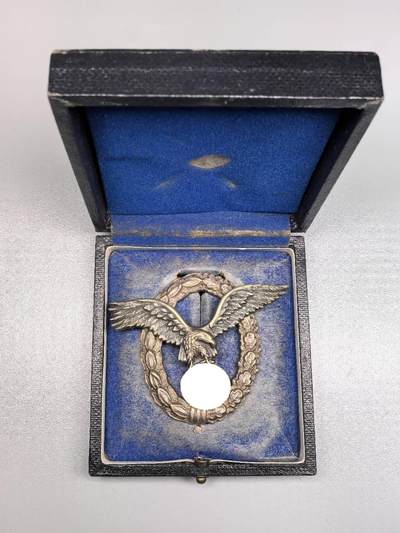 小驴勋章奖章收藏1月2日周五晚六点拍卖（珍爱和平，收藏战争，铭记历史，勿忘国耻，忠党爱国。有偿代拍，送拍规则在简介最后，参拍须阅读规则后再参拍，关系到运费包装发货时效真假辨别等关键信息，拍卖时不再发原图，看大图店主微信码在拍卖店铺介绍里） - 德二空军飞行员奖章带原盒，背打BSW三叶草厂标，Tombak铜合金材质，鹰枪镀黑，花环镀银，由Gebruder Schneider,Wein (BSW）厂制作，好品