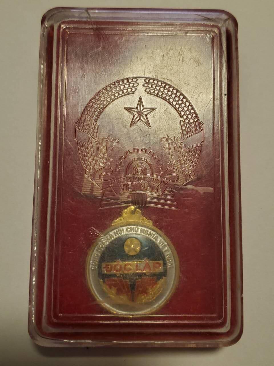 韵星假日拍卖第三十五期 -- Rimey Holidays Auction 34 越南社会主义共和国三级独立勋章 早期版本 铜镀金 高级勋章 排列第三 仅颁发给为共和国突出贡献的人士 非现代版本 品相好带原盒