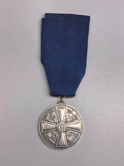 小驴勋章奖章收藏1月2日晚六点拍卖（珍爱和平，收藏战争，铭记历史，勿忘国耻，忠党爱国。有偿代拍，送拍规则在简介最后，参拍须阅读规则后再参拍，关系到运费包装发货时效真假辨别等关键信息，拍卖时不再发原图，看大图店主微信码在拍卖店铺介绍里） - 芬兰白玫瑰奖章，边铭打有银标厂标