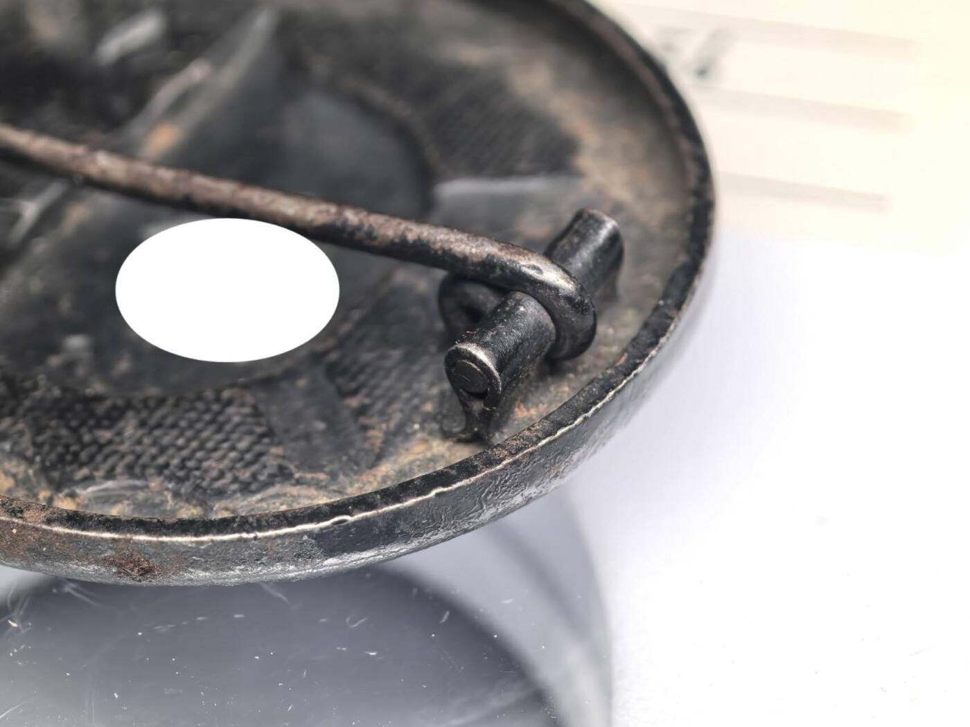 小驴勋章奖章收藏1月2日周五晚六点拍卖（珍爱和平，收藏战争，铭记历史，勿忘国耻，忠党爱国。有偿代拍，送拍规则在简介最后，参拍须阅读规则后再参拍，关系到运费包装发货时效真假辨别等关键信息，拍卖时不再发原图，看大图店主微信码在拍卖店铺介绍里） 黑色战伤奖章，钢制黑漆背打L/56标，缺勾