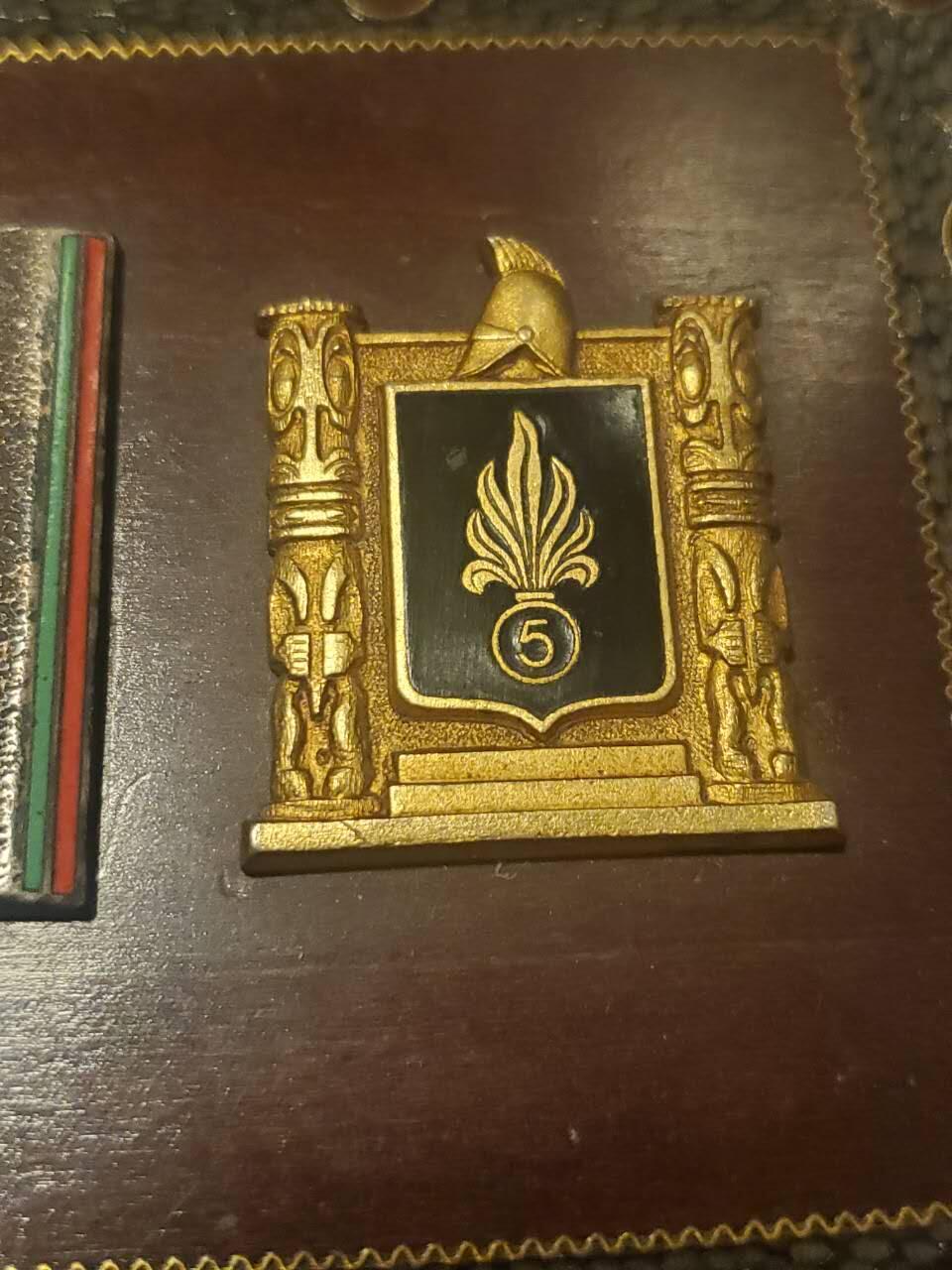 韵星假日拍卖第三十五期 -- Rimey Holidays Auction 34 法兰西第三/四共和国外籍兵团礼盒 赠送给军官或者外宾 上面镶嵌了外籍第一骑兵兵团 第二、第五步兵兵团证章 设计很好 三大经典外籍精英部队 少见底部带厂标