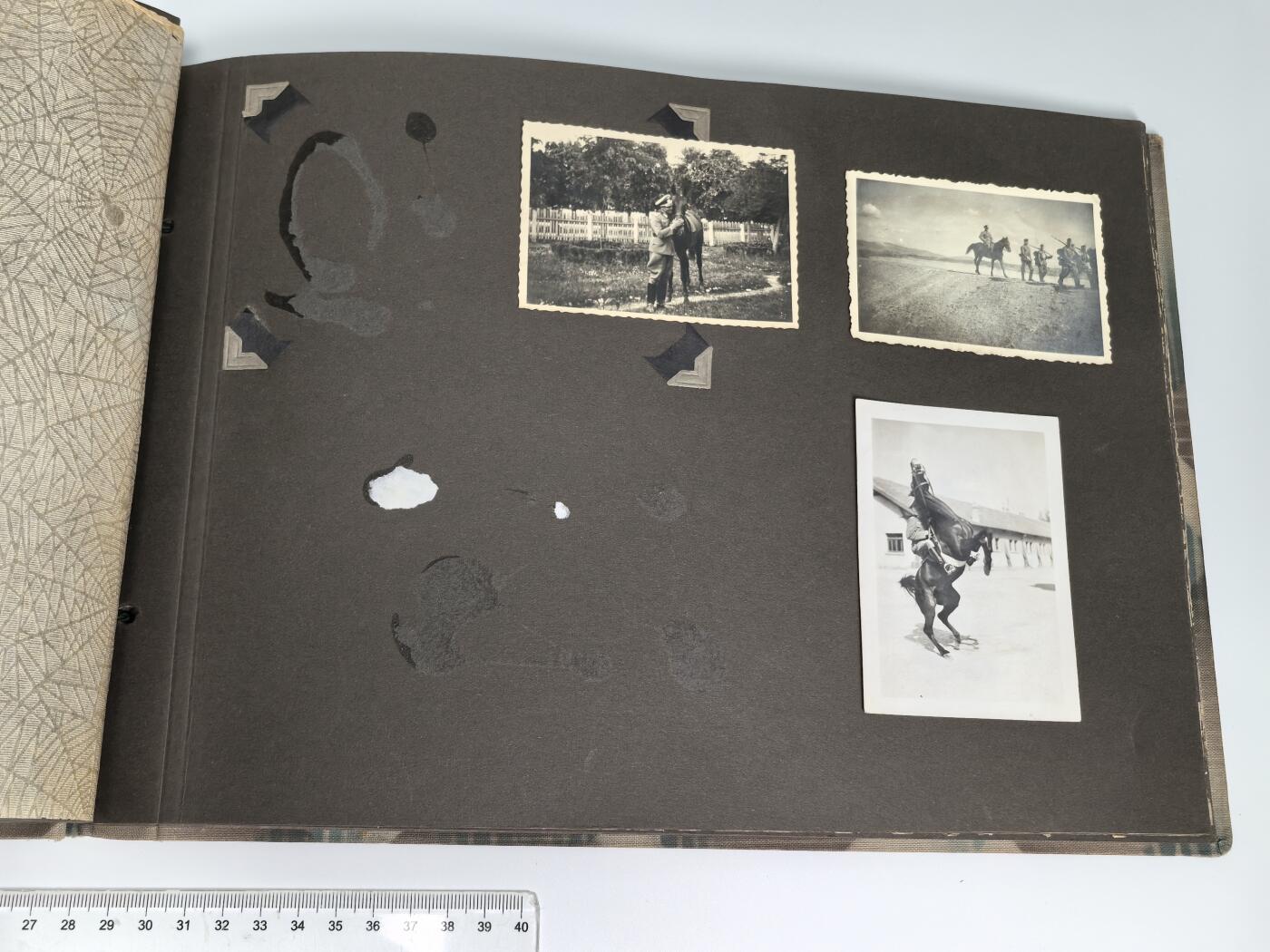 小驴勋章奖章收藏1月2日周五晚六点拍卖（珍爱和平，收藏战争，铭记历史，勿忘国耻，忠党爱国。有偿代拍，送拍规则在简介最后，参拍须阅读规则后再参拍，关系到运费包装发货时效真假辨别等关键信息，拍卖时不再发原图，看大图店主微信码在拍卖店铺介绍里） 得三军旅相册一本