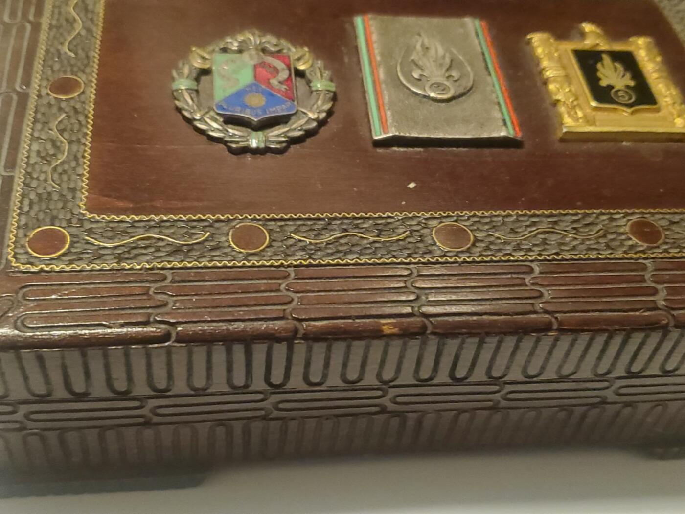 韵星假日拍卖第三十五期 -- Rimey Holidays Auction 34 法兰西第三/四共和国外籍兵团礼盒 赠送给军官或者外宾 上面镶嵌了外籍第一骑兵兵团 第二、第五步兵兵团证章 设计很好 三大经典外籍精英部队 少见底部带厂标