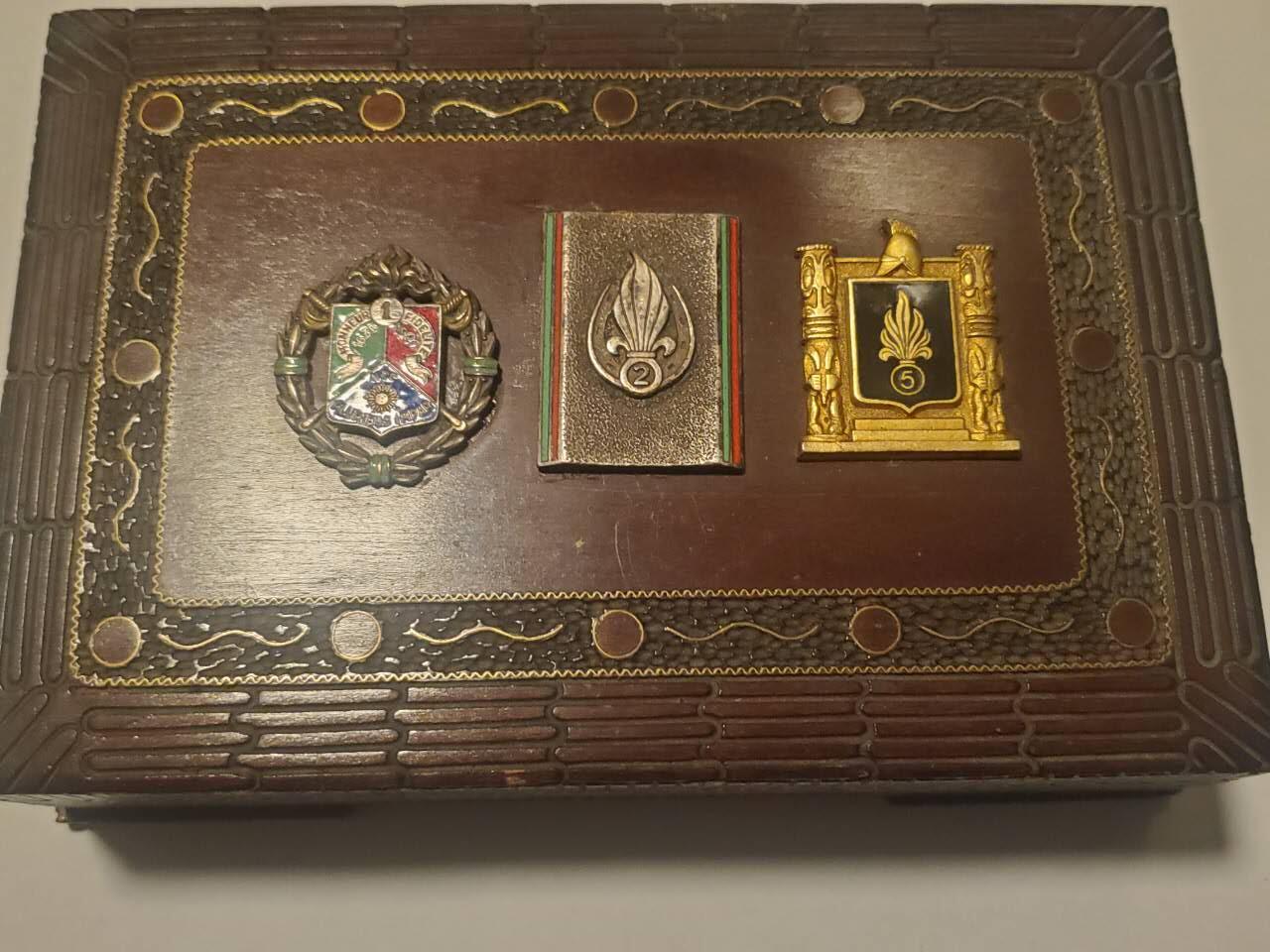 韵星假日拍卖第三十五期 -- Rimey Holidays Auction 34 法兰西第三/四共和国外籍兵团礼盒 赠送给军官或者外宾 上面镶嵌了外籍第一骑兵兵团 第二、第五步兵兵团证章 设计很好 三大经典外籍精英部队 少见底部带厂标