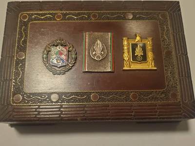 韵星假日拍卖第三十五期 -- Rimey Holidays Auction 34 - 法兰西第三/四共和国外籍兵团礼盒 赠送给军官或者外宾 上面镶嵌了外籍第一骑兵兵团 第二、第五步兵兵团证章 设计很好 三大经典外籍精英部队 少见底部带厂标