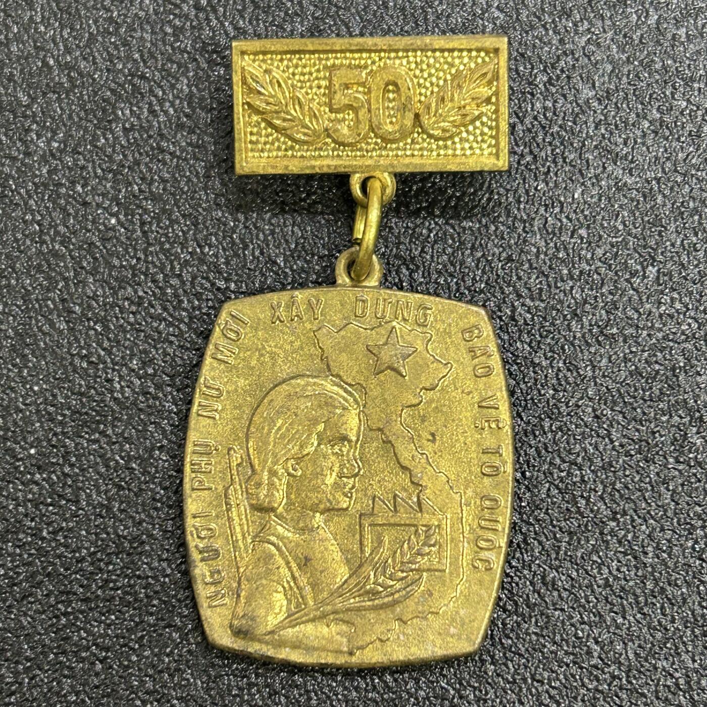 西秦中古拍卖第七十二期 越南妇女爱国联盟保卫祖国50周年纪念章