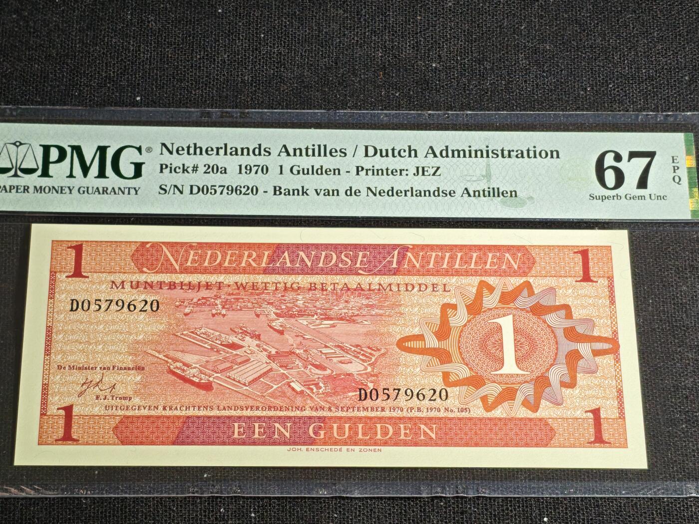 刘世昌艺术品销售中心～虎踞龙蟠*金杨在线联拍群第513期 荷属安的列斯1970年1盾（PMG 67E 号码：D0579620）1枚。