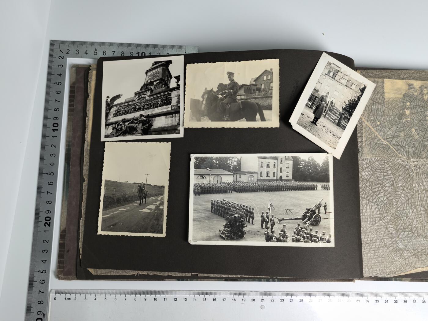 小驴勋章奖章收藏1月2日周五晚六点拍卖（珍爱和平，收藏战争，铭记历史，勿忘国耻，忠党爱国。有偿代拍，送拍规则在简介最后，参拍须阅读规则后再参拍，关系到运费包装发货时效真假辨别等关键信息，拍卖时不再发原图，看大图店主微信码在拍卖店铺介绍里） 得三军旅相册一本