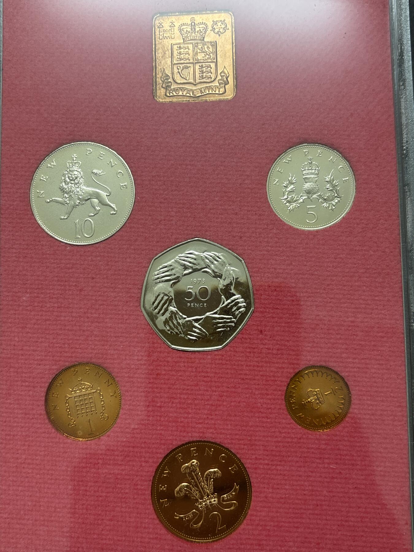 文馨钱币收藏 迎新纳福2026新年第一场（第 287 场）金银老铜币拍卖 原封原盒全新  1973 年英国 1/2 便士--50 便士纪念精制币带铜章一套