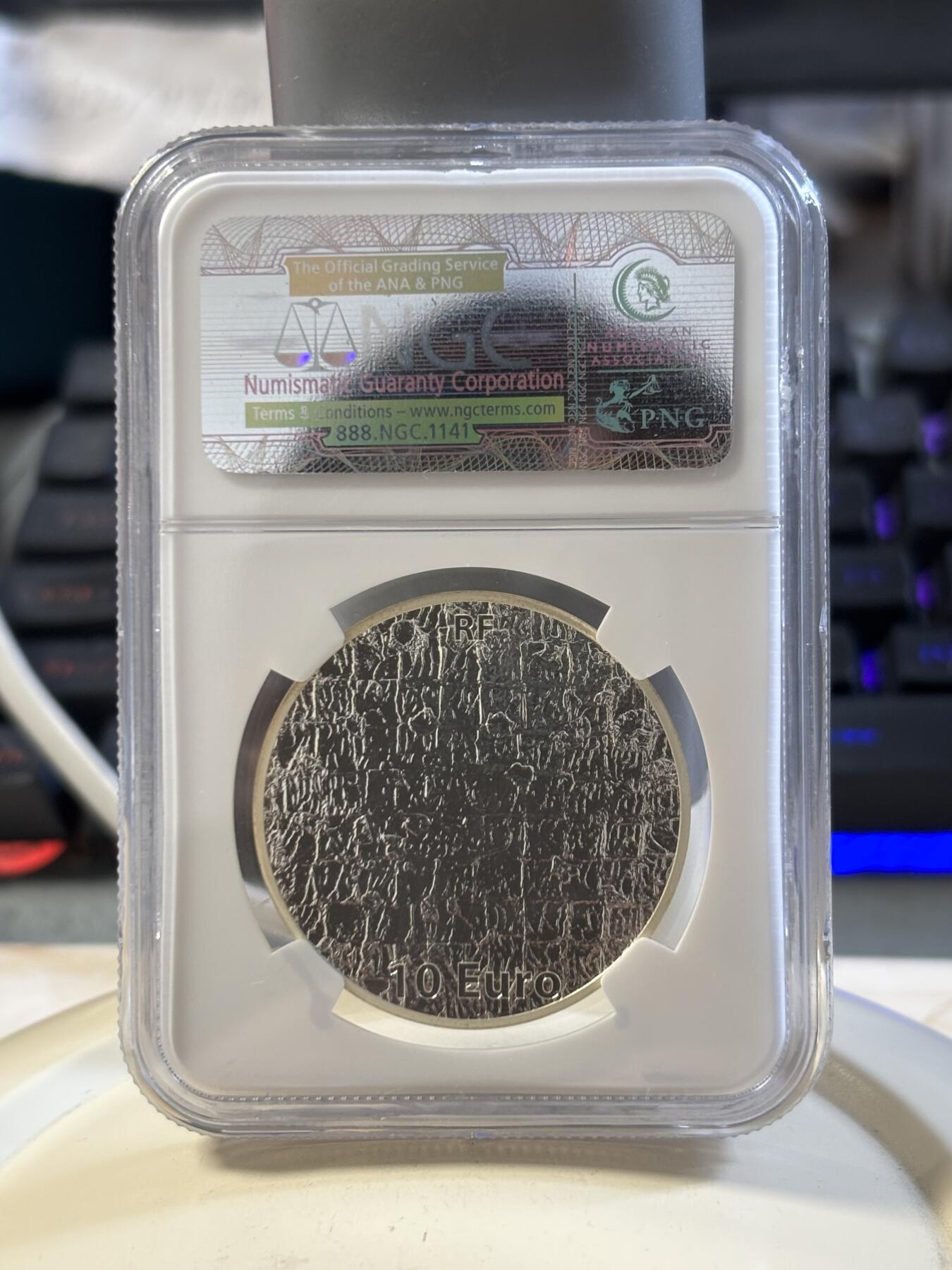 第186期拍卖 获奖币法国2012年伊夫克莱因“蓝手”彩色银币NGC-PF68，22.2克，900银，发行30000枚