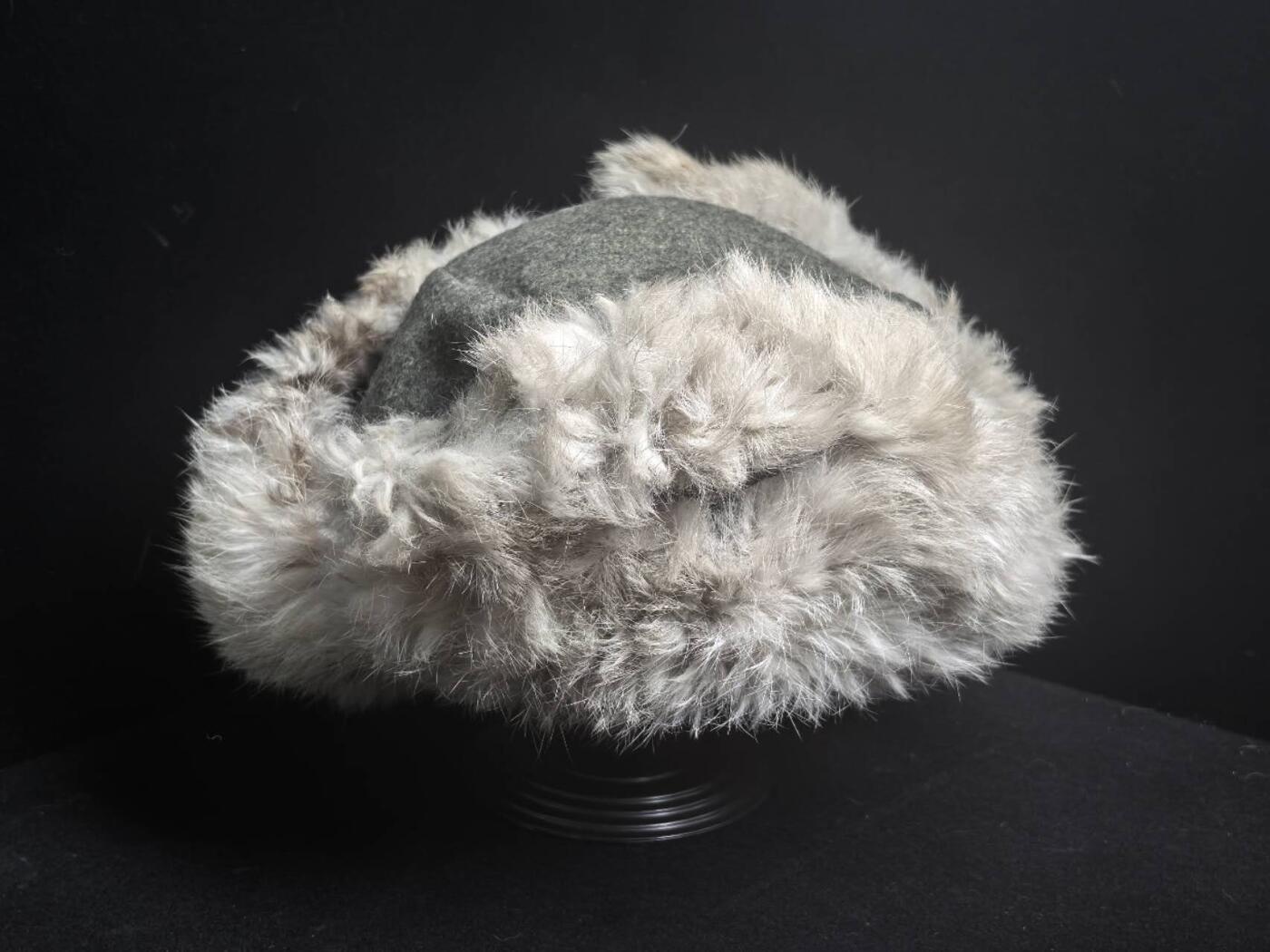 小驴勋章奖章收藏1月2日周五晚六点拍卖（珍爱和平，收藏战争，铭记历史，勿忘国耻，忠党爱国。有偿代拍，送拍规则在简介最后，参拍须阅读规则后再参拍，关系到运费包装发货时效真假辨别等关键信息，拍卖时不再发原图，看大图店主微信码在拍卖店铺介绍里） 德WWII军用冬季野战帽，兔毛皮羊毛毡材质，锌质鹰徽，内衬印有Reichsbetriebsnummer 56，形制和咱的雷锋帽一样，库存好品