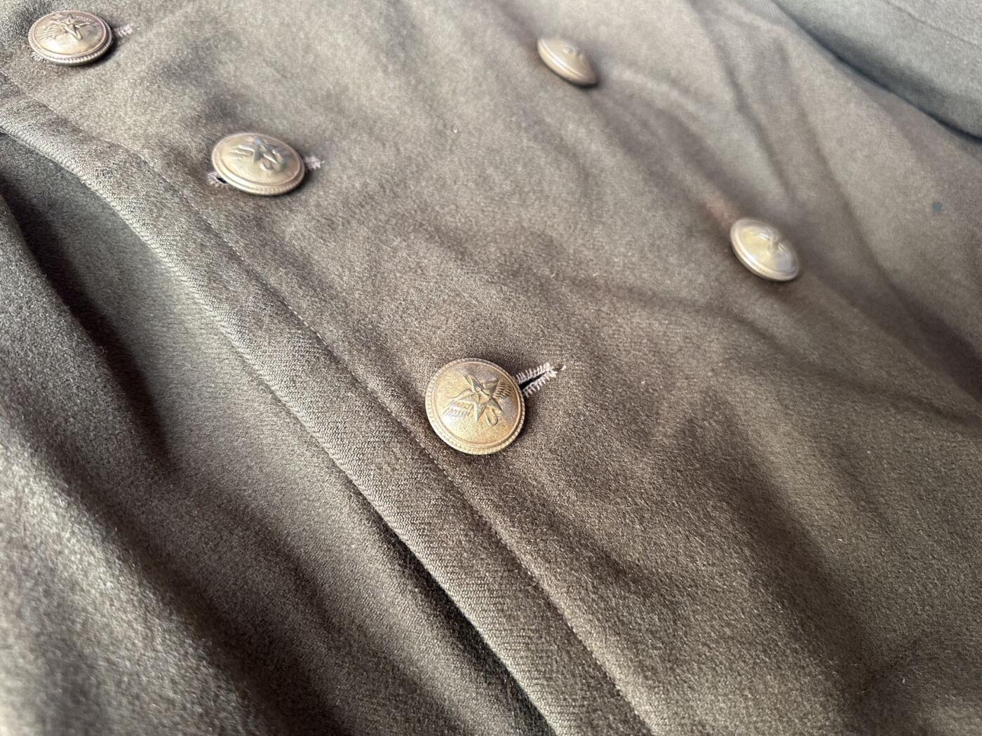 【第肆場】近代勋奖章徽章服饰杂项专场 新中国50年代空军军官铜扣大衣—有附属毛领—内衬或为物主定制或有更换原棉衬为丝衬—肩宽约46cm 袖长约57cm