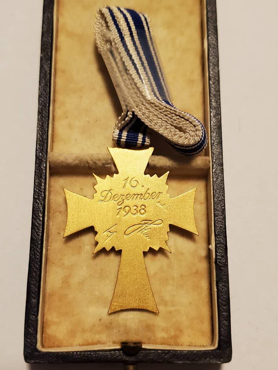 韵星假日拍卖第三十五期 -- Rimey Holidays Auction 34 nazi德国金级母亲奖章带原盒 极品品相 保存非常完好 很少见的完美品相 镀金珐琅完好 带30cm原厂长绶带