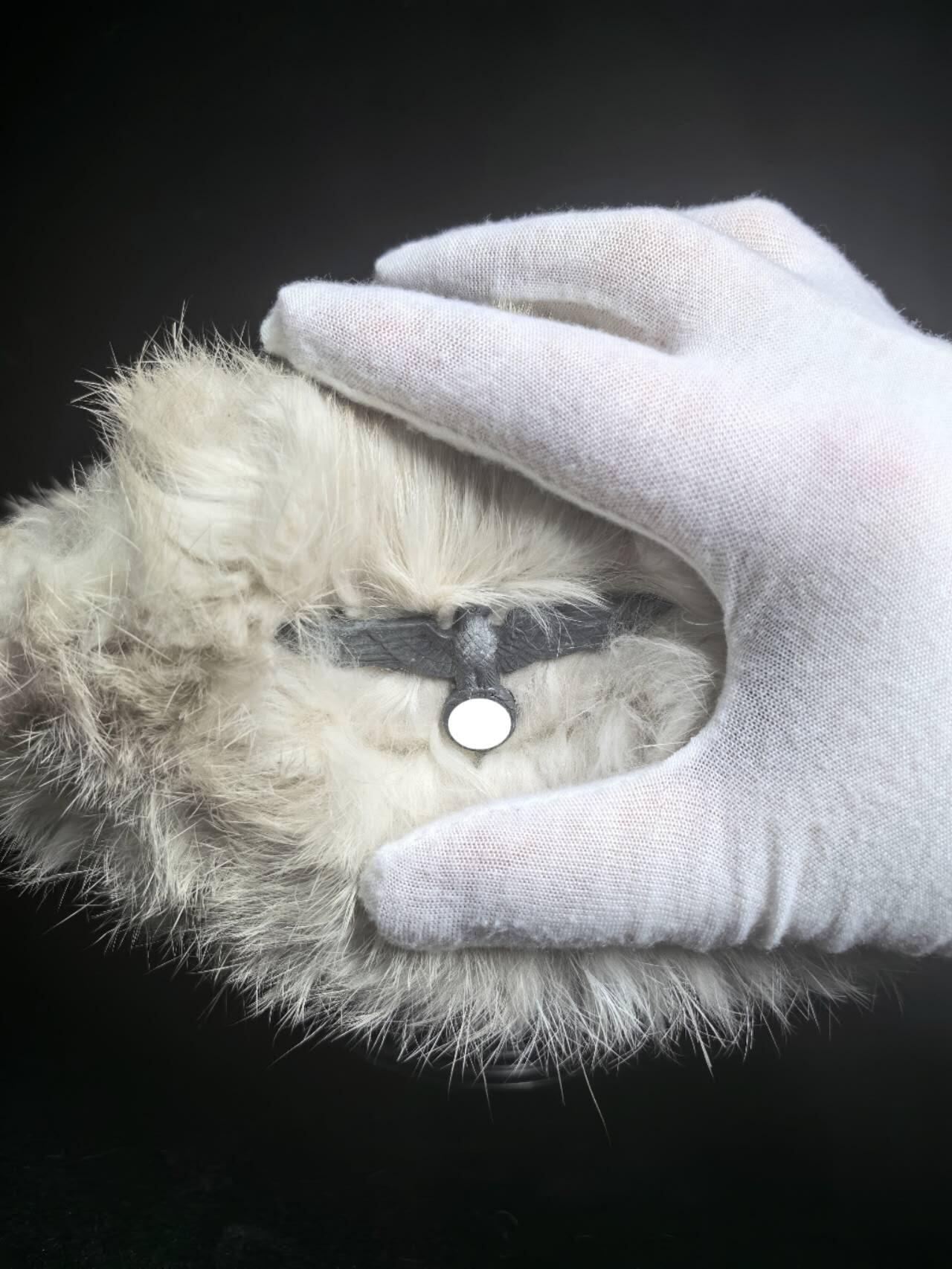 小驴勋章奖章收藏1月2日周五晚六点拍卖（珍爱和平，收藏战争，铭记历史，勿忘国耻，忠党爱国。有偿代拍，送拍规则在简介最后，参拍须阅读规则后再参拍，关系到运费包装发货时效真假辨别等关键信息，拍卖时不再发原图，看大图店主微信码在拍卖店铺介绍里） 德WWII军用冬季野战帽，兔毛皮羊毛毡材质，锌质鹰徽，内衬印有Reichsbetriebsnummer 56，形制和咱的雷锋帽一样，库存好品