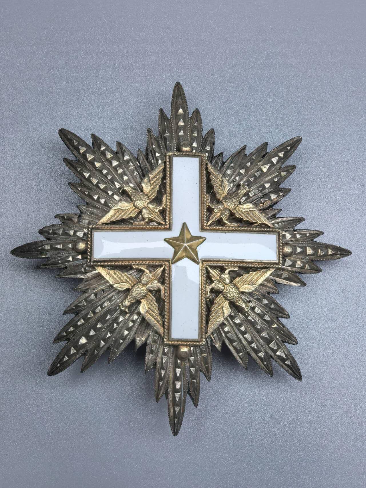 小驴勋章奖章收藏1月2日周五晚六点拍卖（珍爱和平，收藏战争，铭记历史，勿忘国耻，忠党爱国。有偿代拍，送拍规则在简介最后，参拍须阅读规则后再参拍，关系到运费包装发货时效真假辨别等关键信息，拍卖时不再发原图，看大图店主微信码在拍卖店铺介绍里） 意大利共和国功绩勋章大军官级的星芒章，银质镀金珐琅