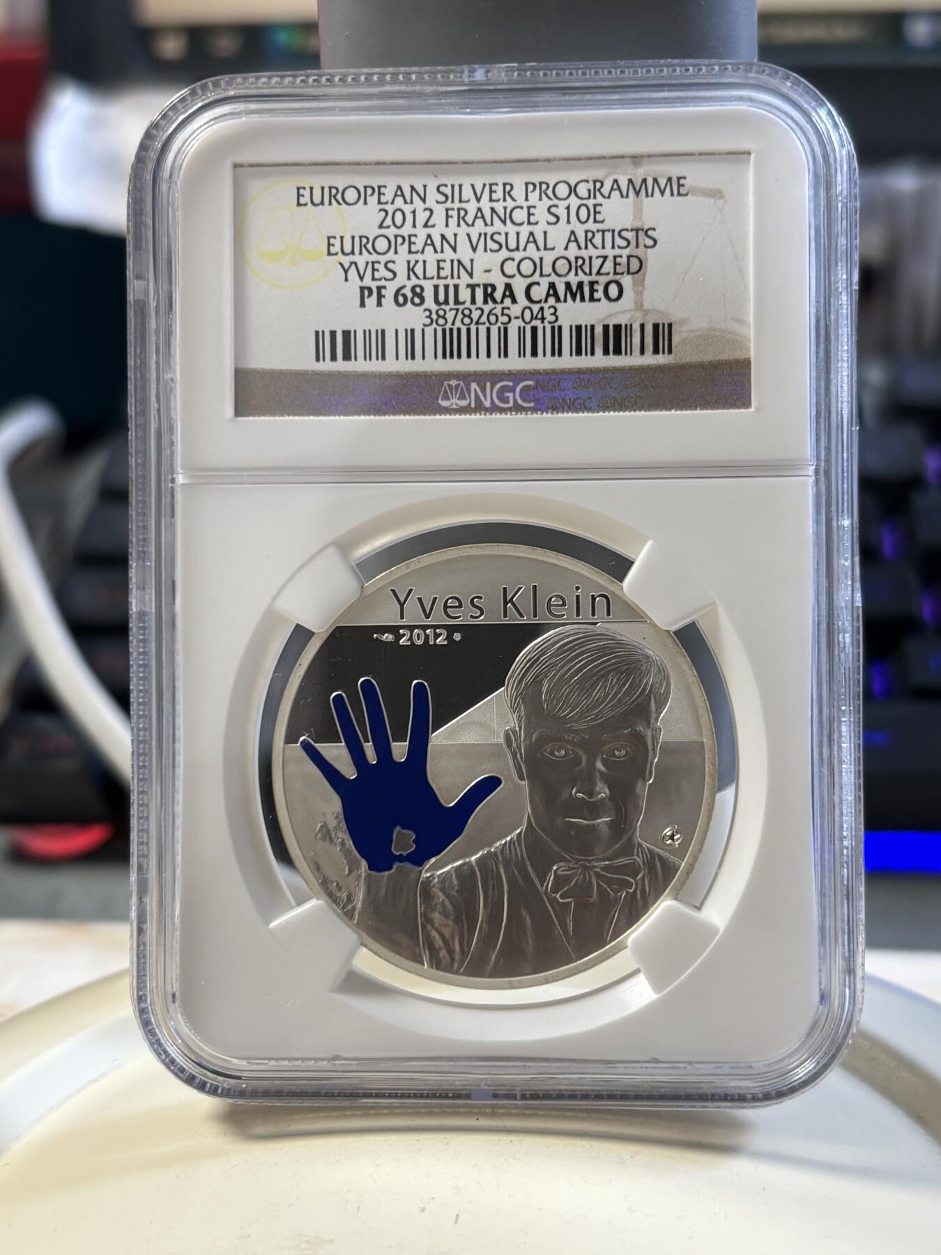 第186期拍卖 获奖币法国2012年伊夫克莱因“蓝手”彩色银币NGC-PF68，22.2克，900银，发行30000枚