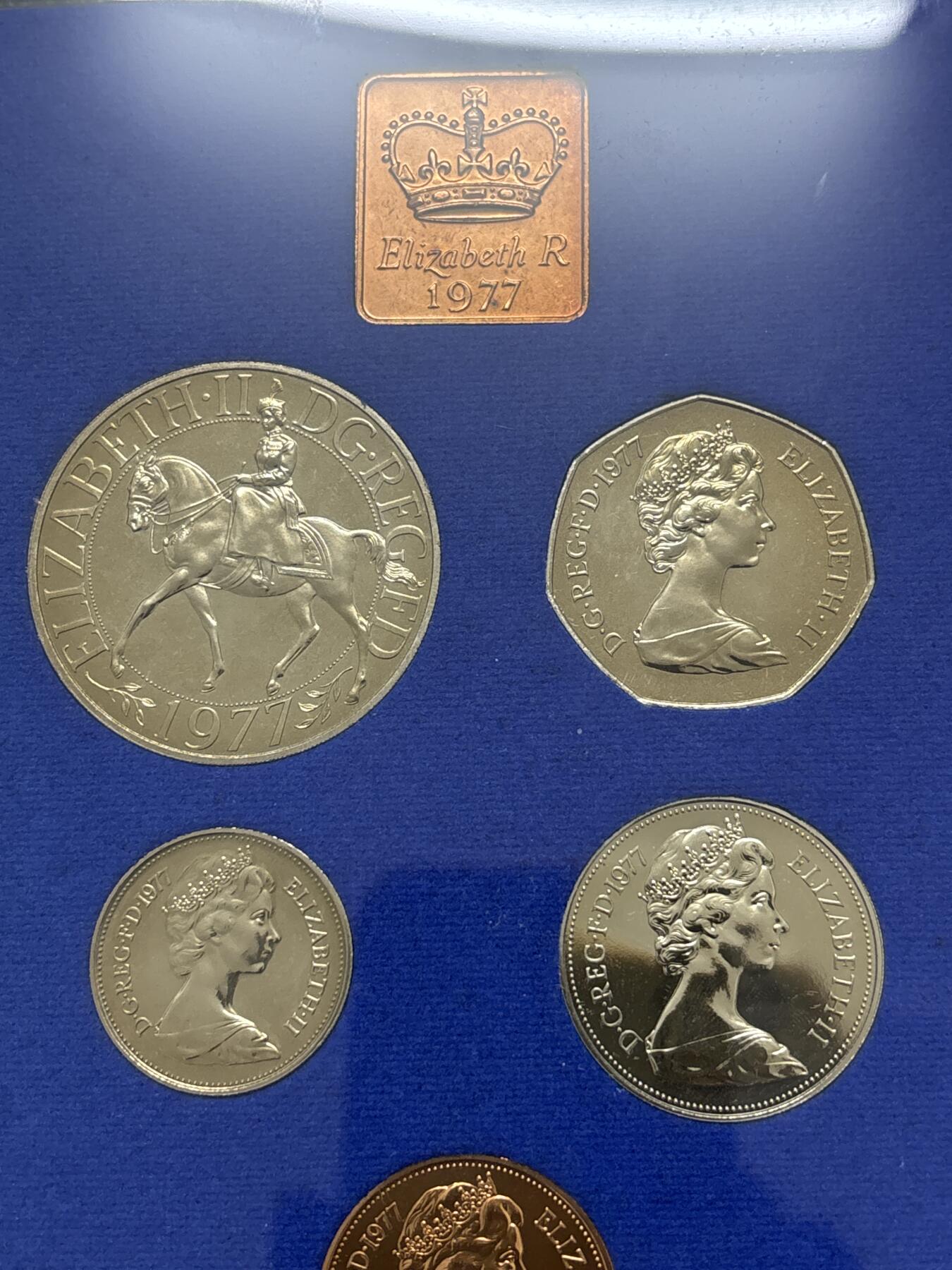 文馨钱币收藏 迎新纳福2026新年第一场（第 287 场）金银老铜币拍卖 原封原盒全新  1977 年英国 1/2 便士--登基 25 周年 1 克朗精制币带铜章一套