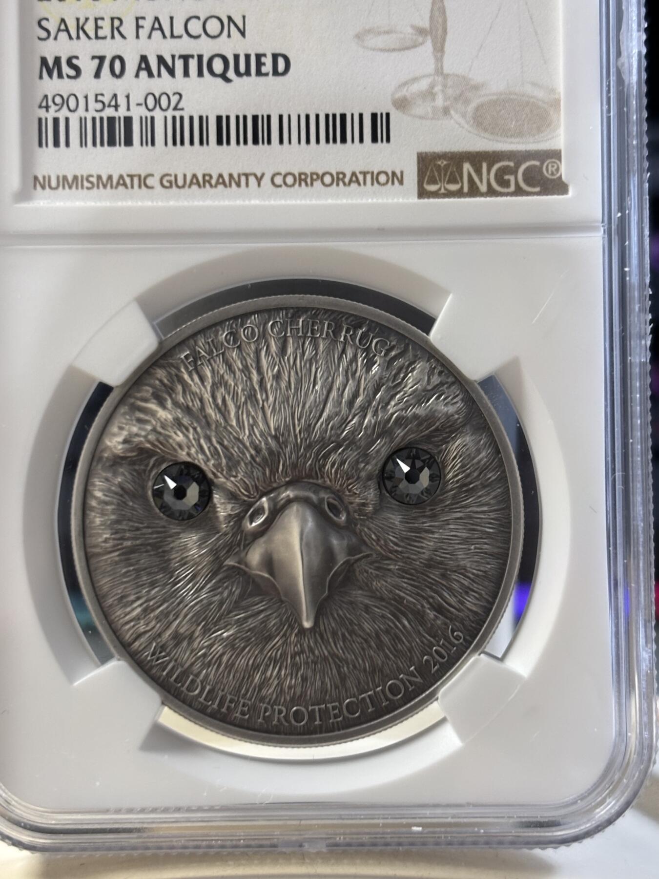 第186期拍卖 蒙古2016年草原动物系列猎隼仿古镶嵌水晶纪念银币NGC-MS70,1盎司，999银，发行2500枚