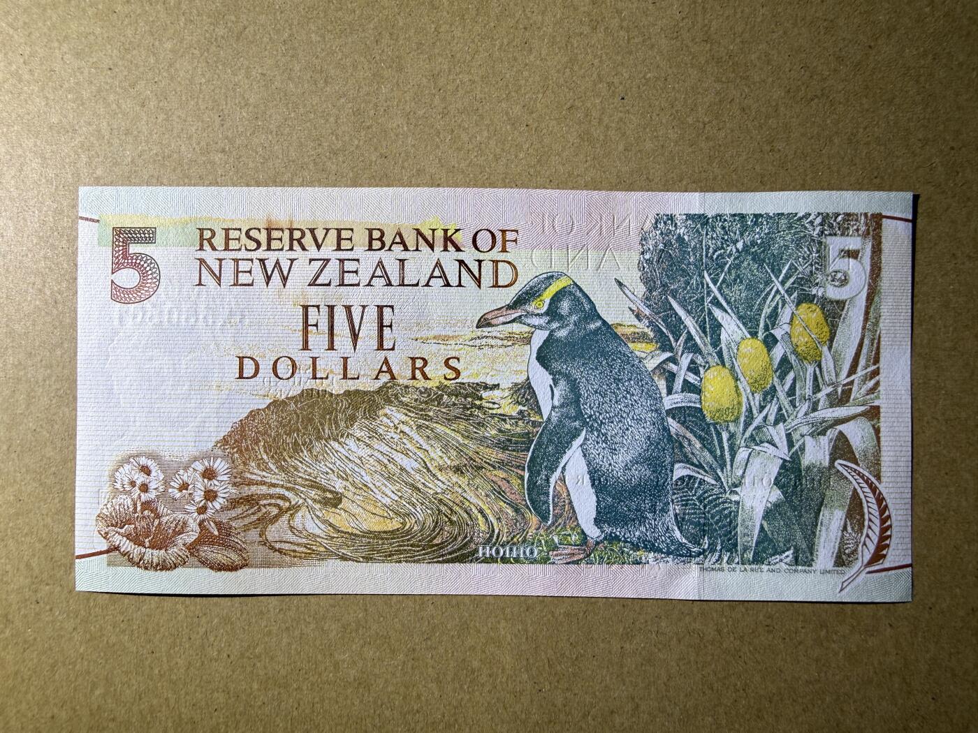 《艾美收藏》第227期-1.3周六外币黄金场-马年首拍 新西兰5元 UNC 1992年 黄眼企鹅 背面边缘有处荧光 无47
