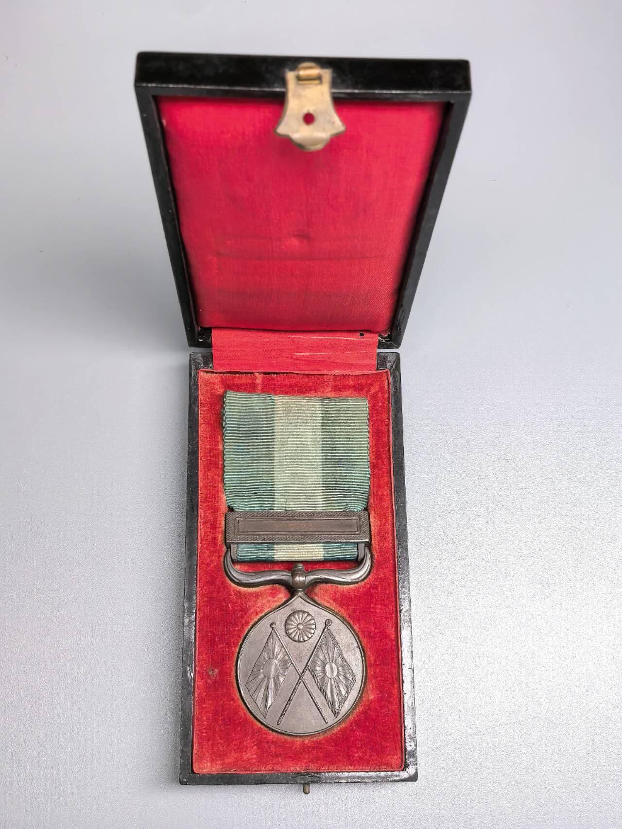 小驴勋章奖章收藏1月2日晚六点拍卖（珍爱和平，收藏战争，铭记历史，勿忘国耻，忠党爱国。有偿代拍，送拍规则在简介最后，参拍须阅读规则后再参拍，关系到运费包装发货时效真假辨别等关键信息，拍卖时不再发原图，看大图店主微信码在拍卖店铺介绍里）