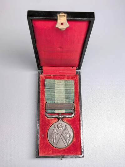 小驴勋章奖章收藏1月2日晚六点拍卖（珍爱和平，收藏战争，铭记历史，勿忘国耻，忠党爱国。有偿代拍，送拍规则在简介最后，参拍须阅读规则后再参拍，关系到运费包装发货时效真假辨别等关键信息，拍卖时不再发原图，看大图店主微信码在拍卖店铺介绍里） - 中日甲午战争日方从军记章带大漆原盒，铭记历史，勿忘国耻，珍爱和平，收藏战争，甲午战争是中国近代史的分水岭，1895年4月17日签订了《马关条约》，甲午战争的结果给中华民族带来空前严重的民族危机，大大加深了中国社会半殖民地化的程度