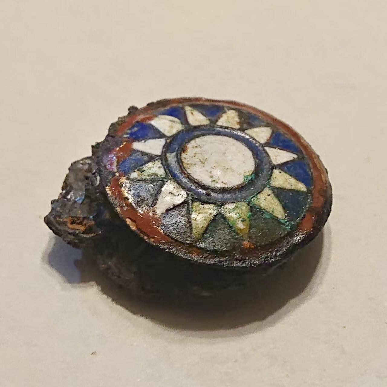 【第肆場】近代勋奖章徽章服饰杂项专场 民国红圈珐琅官兵帽徽_2枚重叠已锈蚀