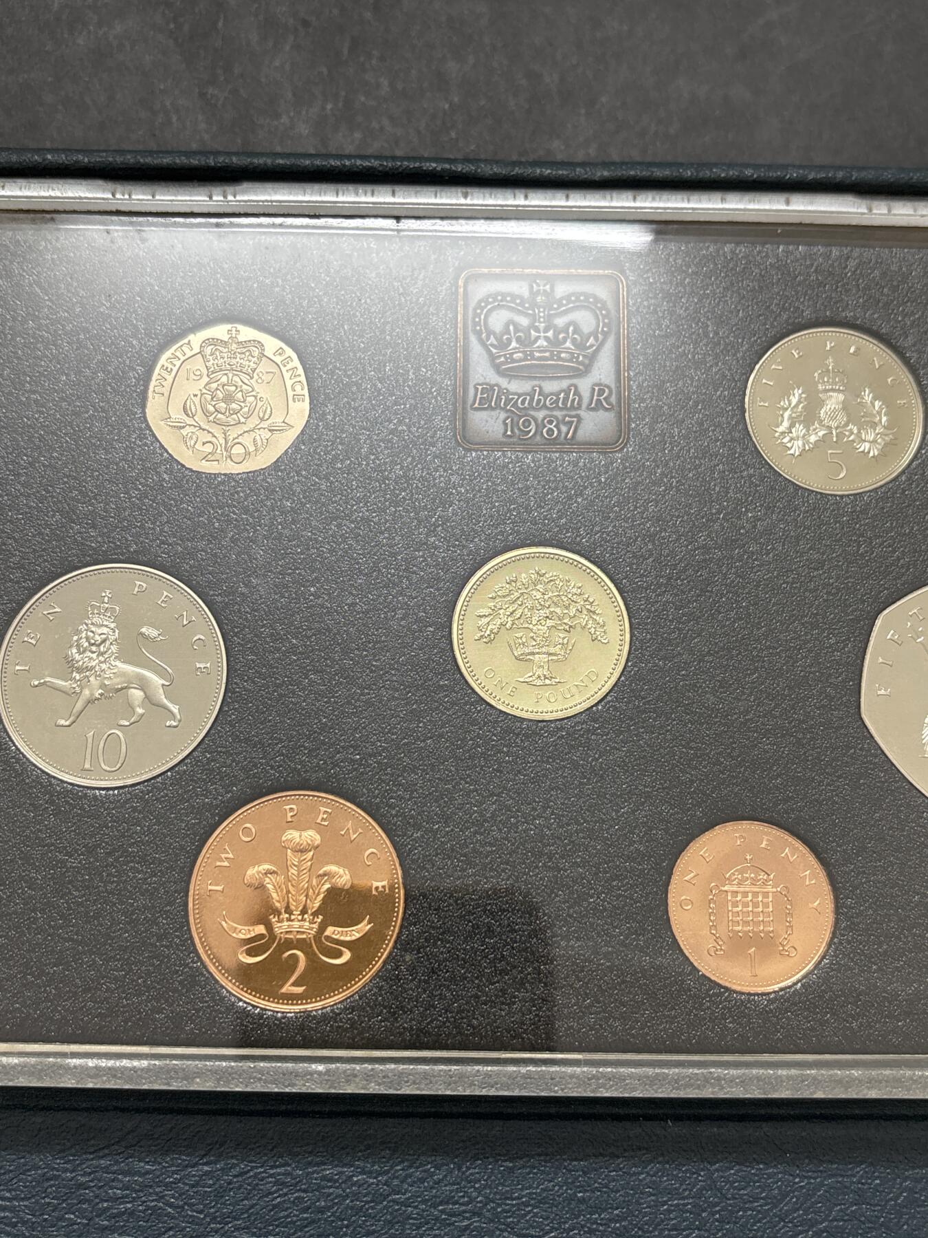 文馨钱币收藏 迎新纳福2026新年第一场（第 287 场）金银老铜币拍卖 原封原盒全新  1987 年英国 1便士--1  磅精制币带铜章一套