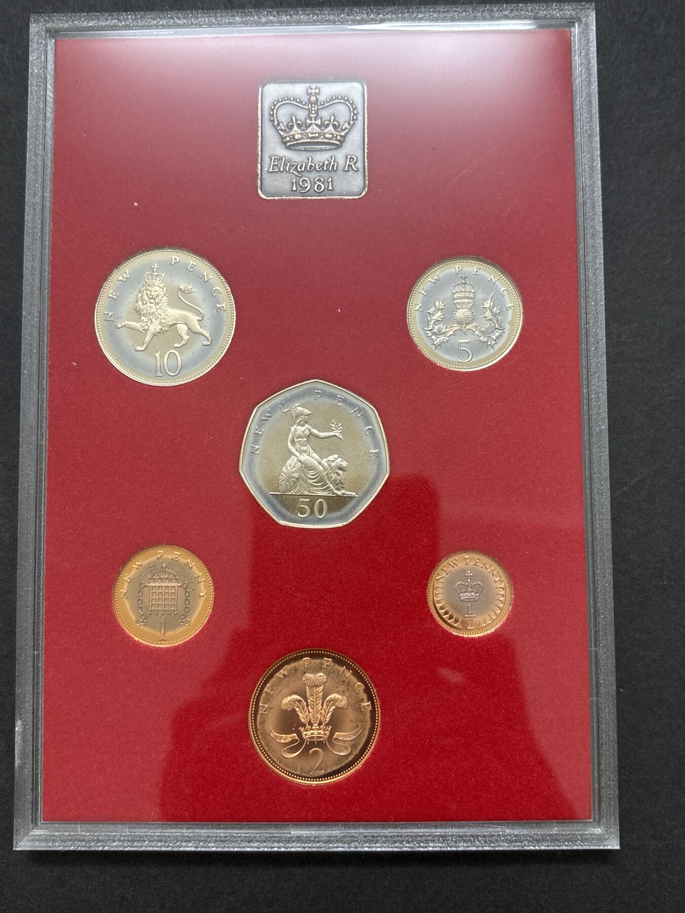 文馨钱币收藏 迎新纳福2026新年第一场（第 287 场）金银老铜币拍卖 原封原盒全新  1981 年英国 1/2 便士--50 便士带彩精制币带铜章一套