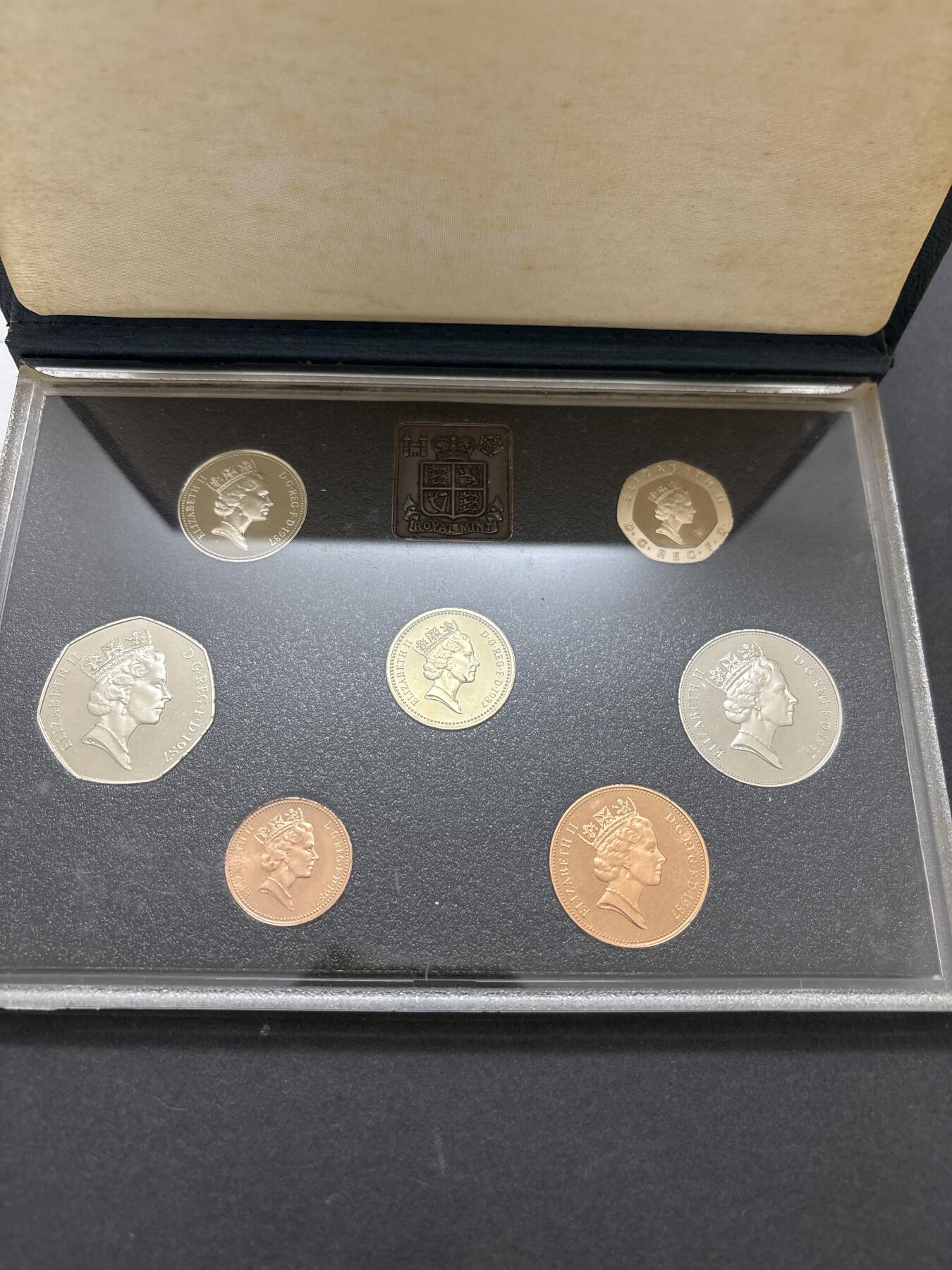 文馨钱币收藏 迎新纳福2026新年第一场（第 287 场）金银老铜币拍卖 原封原盒全新  1987 年英国 1便士--1  磅精制币带铜章一套