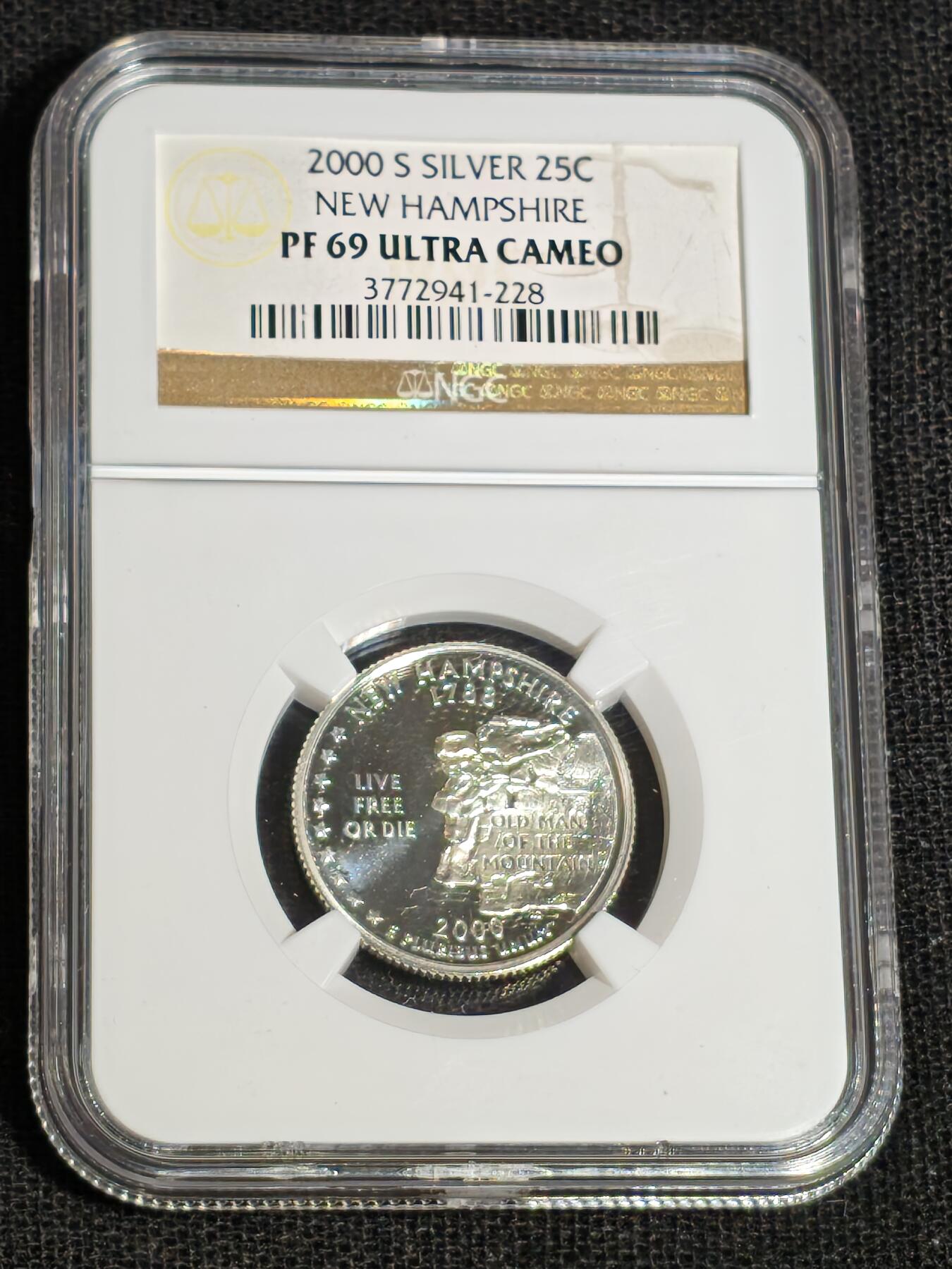 刘世昌艺术品销售中心～虎踞龙蟠*金杨在线联拍群第513期 美国2000年“50州纪念币～新罕布尔州”25美分纪念银币（NGC PF69UC 串号：3772941-228）1枚。