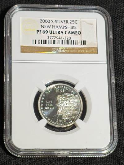 刘世昌艺术品销售中心～虎踞龙蟠*金杨在线联拍群第513期 - 美国2000年“50州纪念币～新罕布尔州”25美分纪念银币（NGC PF69UC 串号：3772941-228）1枚。