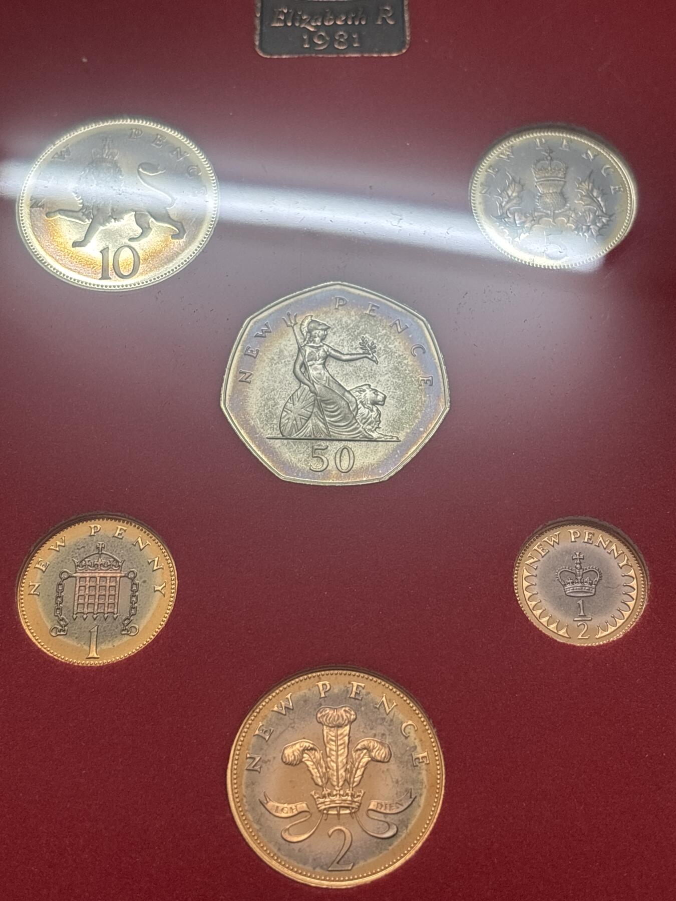 文馨钱币收藏 迎新纳福2026新年第一场（第 287 场）金银老铜币拍卖 原封原盒全新  1981 年英国 1/2 便士--50 便士带彩精制币带铜章一套