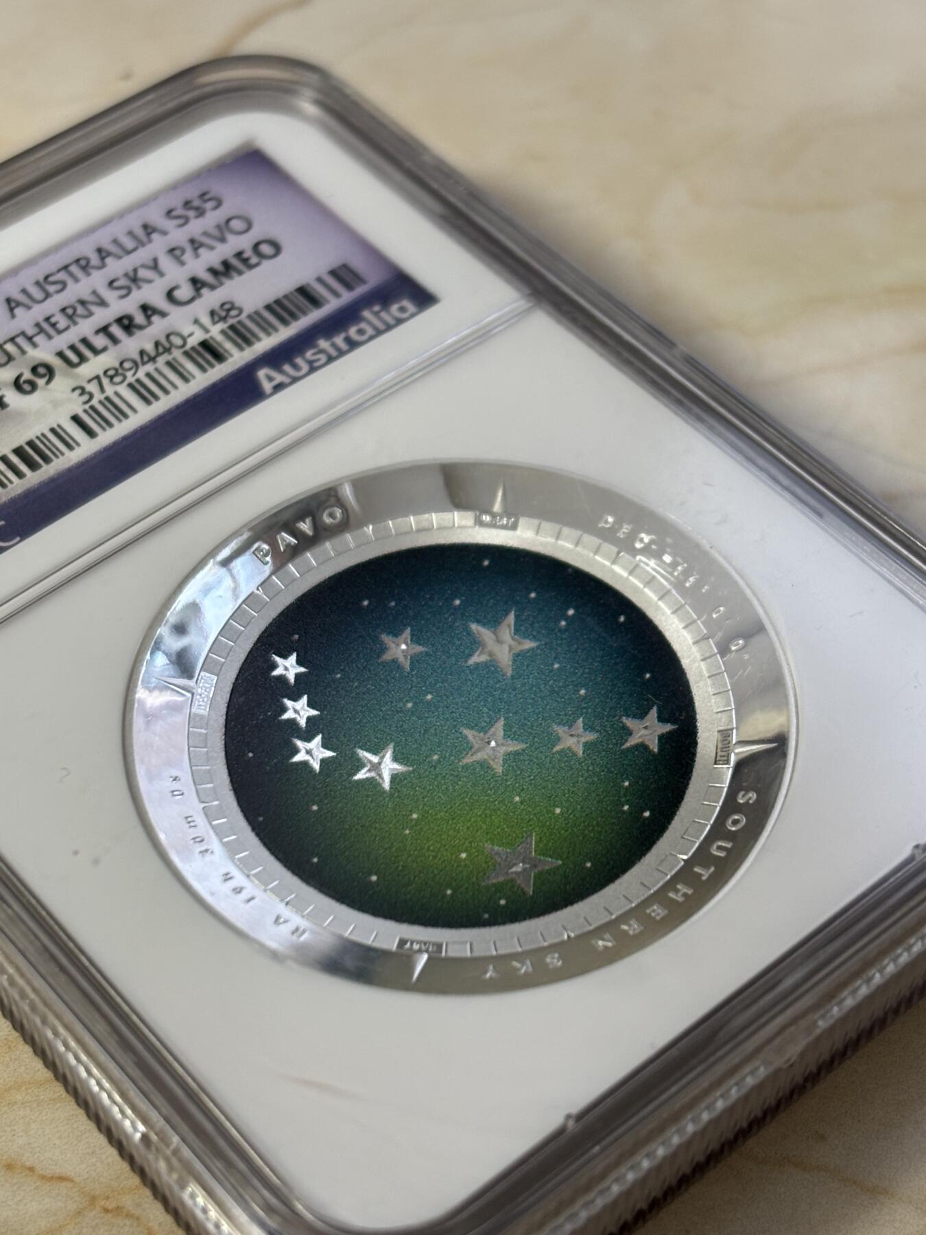 第186期拍卖 澳大利亚2013年南天星空系列2孔雀座凹凸纪念1盎司彩色银币NGC-PF69，999银，发行10000枚