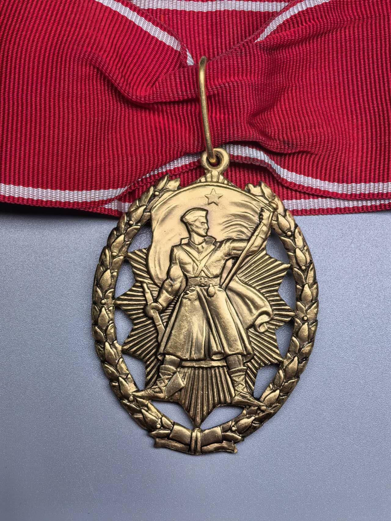 小驴勋章奖章收藏1月2日周五晚六点拍卖（珍爱和平，收藏战争，铭记历史，勿忘国耻，忠党爱国。有偿代拍，送拍规则在简介最后，参拍须阅读规则后再参拍，关系到运费包装发货时效真假辨别等关键信息，拍卖时不再发原图，看大图店主微信码在拍卖店铺介绍里） 南斯拉夫人民英雄勋章