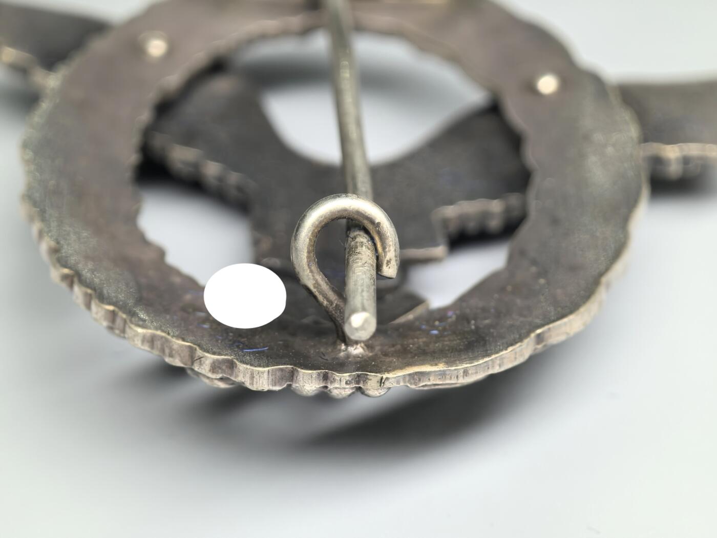 小驴勋章奖章收藏1月2日周五晚六点拍卖（珍爱和平，收藏战争，铭记历史，勿忘国耻，忠党爱国。有偿代拍，送拍规则在简介最后，参拍须阅读规则后再参拍，关系到运费包装发货时效真假辨别等关键信息，拍卖时不再发原图，看大图店主微信码在拍卖店铺介绍里） 德二空军飞行员奖章带原盒，背打BSW三叶草厂标，Tombak铜合金材质，鹰枪镀黑，花环镀银，由Gebruder Schneider,Wein (BSW）厂制作，好品