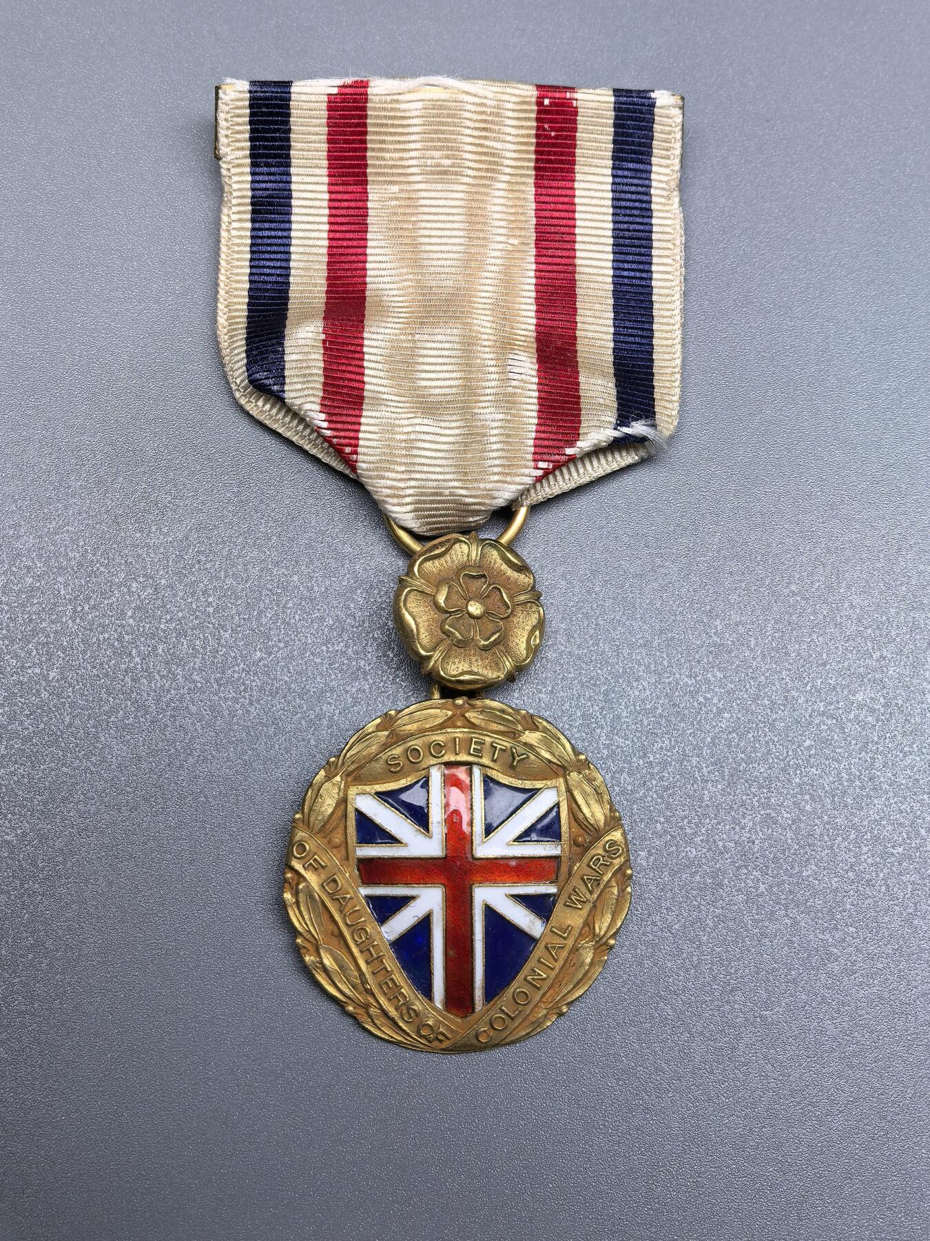 小驴勋章奖章收藏1月2日周五晚六点拍卖（珍爱和平，收藏战争，铭记历史，勿忘国耻，忠党爱国。有偿代拍，送拍规则在简介最后，参拍须阅读规则后再参拍，关系到运费包装发货时效真假辨别等关键信息，拍卖时不再发原图，看大图店主微信码在拍卖店铺介绍里） 美国国家殖民战争之女协会10K金质奖章，背刻获得者名字Harriet Vaughn Rigdon（1880-1941）和1930年308编号及10K金标，成员必须为 1607 年 5 月 13 日至 1775 年 4 月 19 日期间在美国殖民者后裔和美国独立战争爱国者的后裔（女性），实测测比金标含量高，罕见