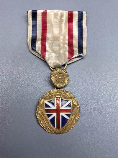 小驴勋章奖章收藏1月2日周五晚六点拍卖（珍爱和平，收藏战争，铭记历史，勿忘国耻，忠党爱国。有偿代拍，送拍规则在简介最后，参拍须阅读规则后再参拍，关系到运费包装发货时效真假辨别等关键信息，拍卖时不再发原图，看大图店主微信码在拍卖店铺介绍里） - 美国国家殖民战争之女协会10K金质奖章，背刻获得者名字Harriet Vaughn Rigdon（1880-1941）和1930年308编号及10K金标，别针的挂也是含金合金，成员必须为 1607 年 5 月 13 日至 1775 年 4 月 19 日期间在美国殖民者后裔和美国独立战争爱国者的后裔（女性），实测测比金标含量高，罕见