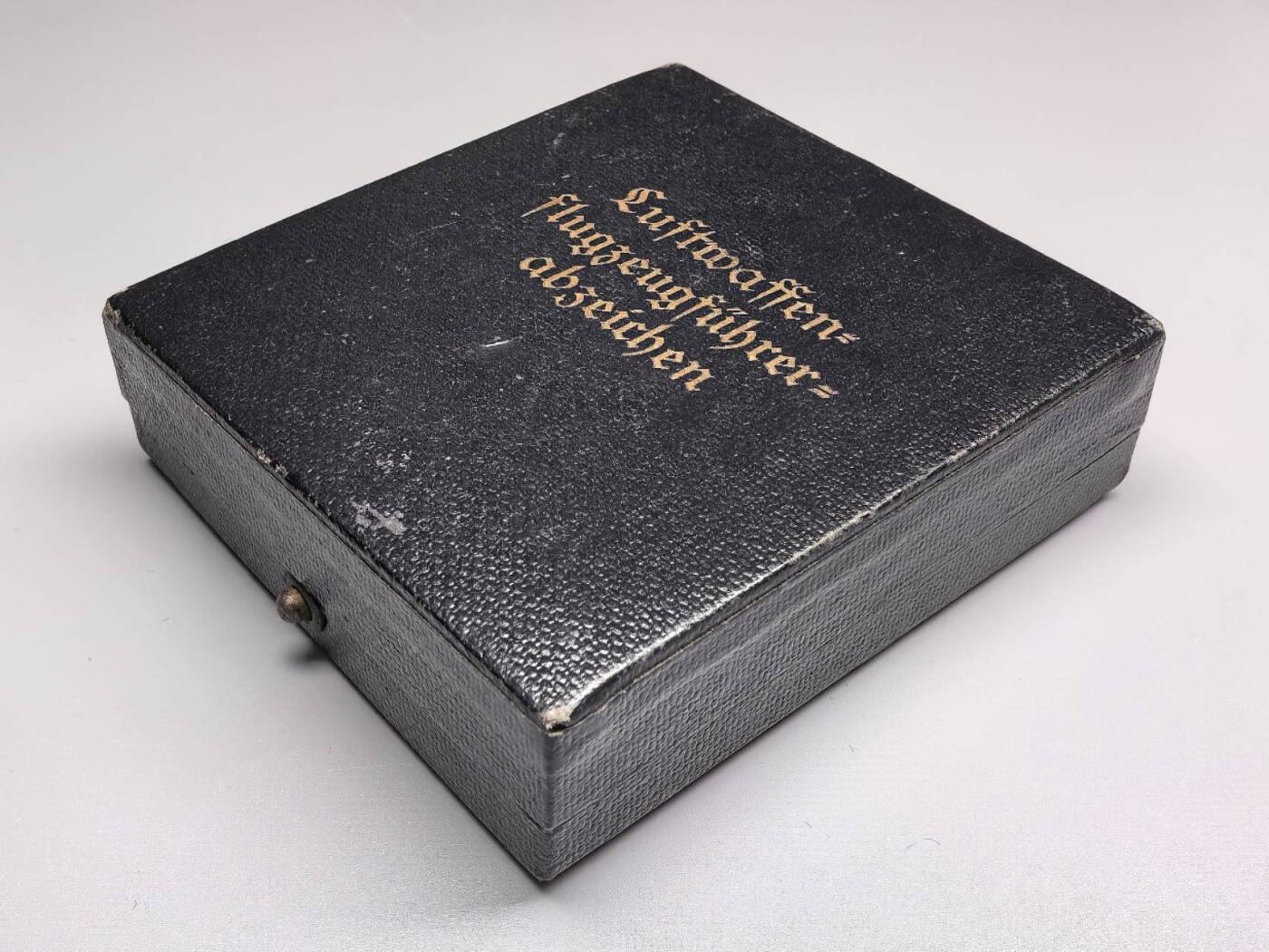 小驴勋章奖章收藏1月2日周五晚六点拍卖（珍爱和平，收藏战争，铭记历史，勿忘国耻，忠党爱国。有偿代拍，送拍规则在简介最后，参拍须阅读规则后再参拍，关系到运费包装发货时效真假辨别等关键信息，拍卖时不再发原图，看大图店主微信码在拍卖店铺介绍里） 德二空军飞行员奖章带原盒，背打BSW三叶草厂标，Tombak铜合金材质，鹰枪镀黑，花环镀银，由Gebruder Schneider,Wein (BSW）厂制作，好品