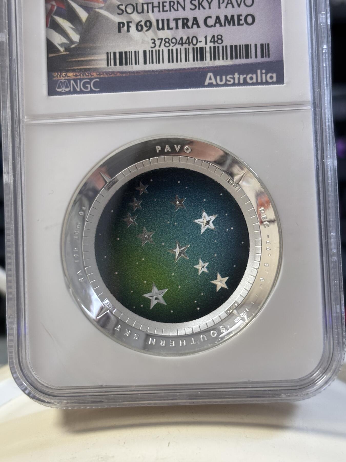 第186期拍卖 澳大利亚2013年南天星空系列2孔雀座凹凸纪念1盎司彩色银币NGC-PF69，999银，发行10000枚