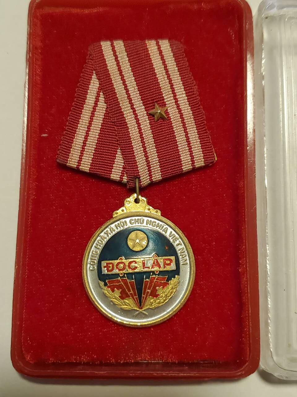 韵星假日拍卖第三十五期 -- Rimey Holidays Auction 34 越南社会主义共和国三级独立勋章 早期版本 铜镀金 高级勋章 排列第三 仅颁发给为共和国突出贡献的人士 非现代版本 品相好带原盒