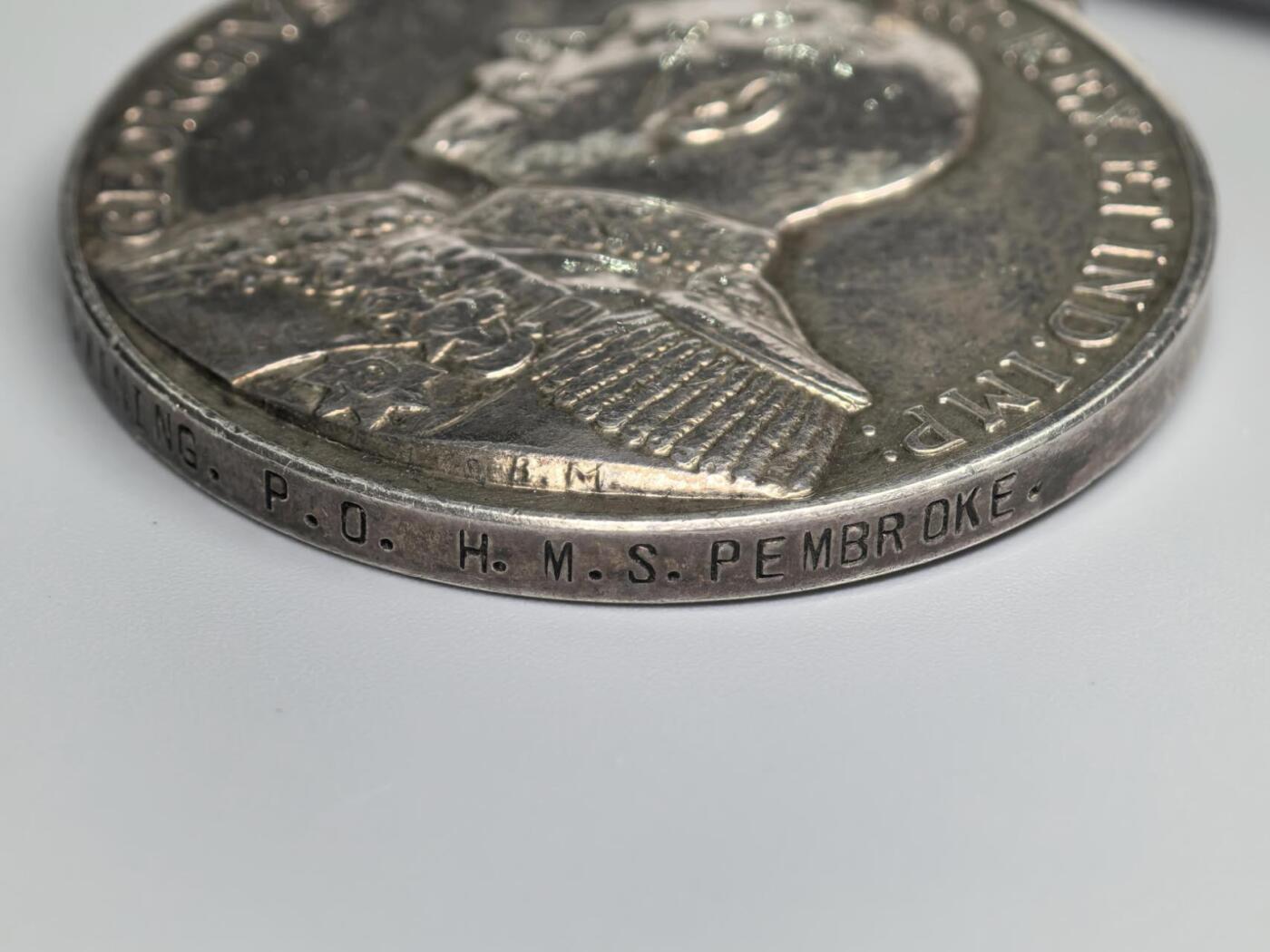 小驴勋章奖章收藏1月2日周五晚六点拍卖（珍爱和平，收藏战争，铭记历史，勿忘国耻，忠党爱国。有偿代拍，送拍规则在简介最后，参拍须阅读规则后再参拍，关系到运费包装发货时效真假辨别等关键信息，拍卖时不再发原图，看大图店主微信码在拍卖店铺介绍里） 乔治五世版英国皇家海军长期服役奖章，银质，打有获得者信息边铭带档案