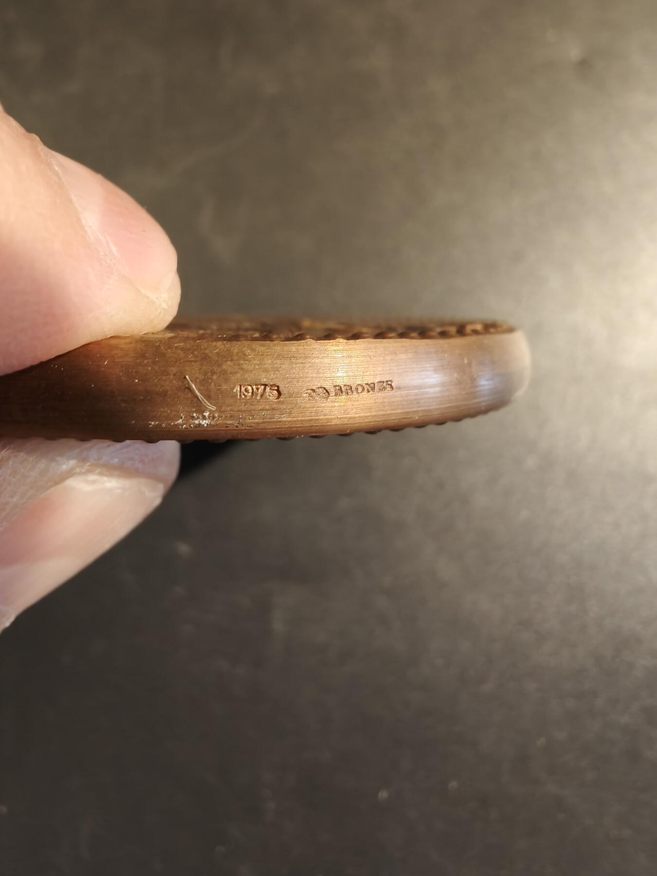 老王徽章第173期 法国公证处与存托银行大铜章 原盒 直径60mm 重量134.2g 正面人物为雅克·库雅斯，他是法国文艺复兴时期著名的法学家和古典学者。