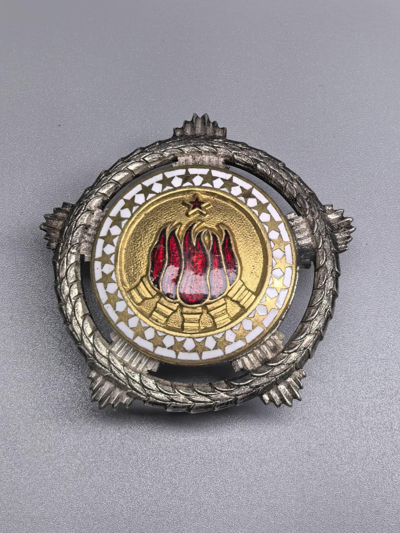 小驴勋章奖章收藏1月2日周五晚六点拍卖（珍爱和平，收藏战争，铭记历史，勿忘国耻，忠党爱国。有偿代拍，送拍规则在简介最后，参拍须阅读规则后再参拍，关系到运费包装发货时效真假辨别等关键信息，拍卖时不再发原图，看大图店主微信码在拍卖店铺介绍里） 南斯拉夫二级团结友谊勋章，背打银标，珐琅有佩戴痕迹